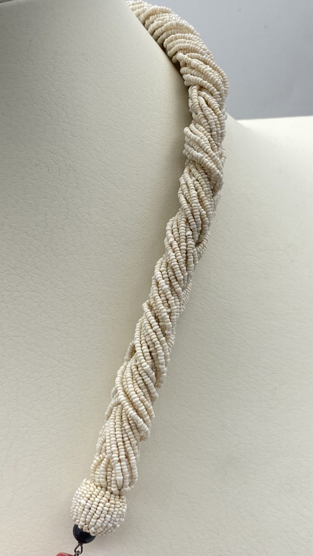 COLLANA FRANCESE ART DECO IN PASTA DI VETRO, CON PENDENTE/SPILLA KENNETH JAY LANE IN LUCITE NERA ANNI ‘50. - immagine 8