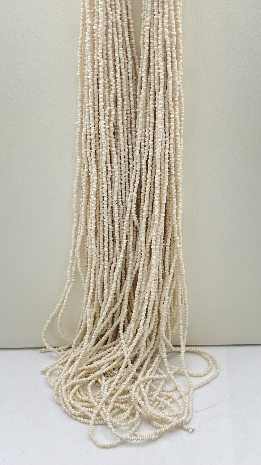 COLLANA FRANCESE ART DECO IN PASTA DI VETRO, CON PENDENTE/SPILLA KENNETH JAY LANE IN LUCITE NERA ANNI ‘50. - immagine 11
