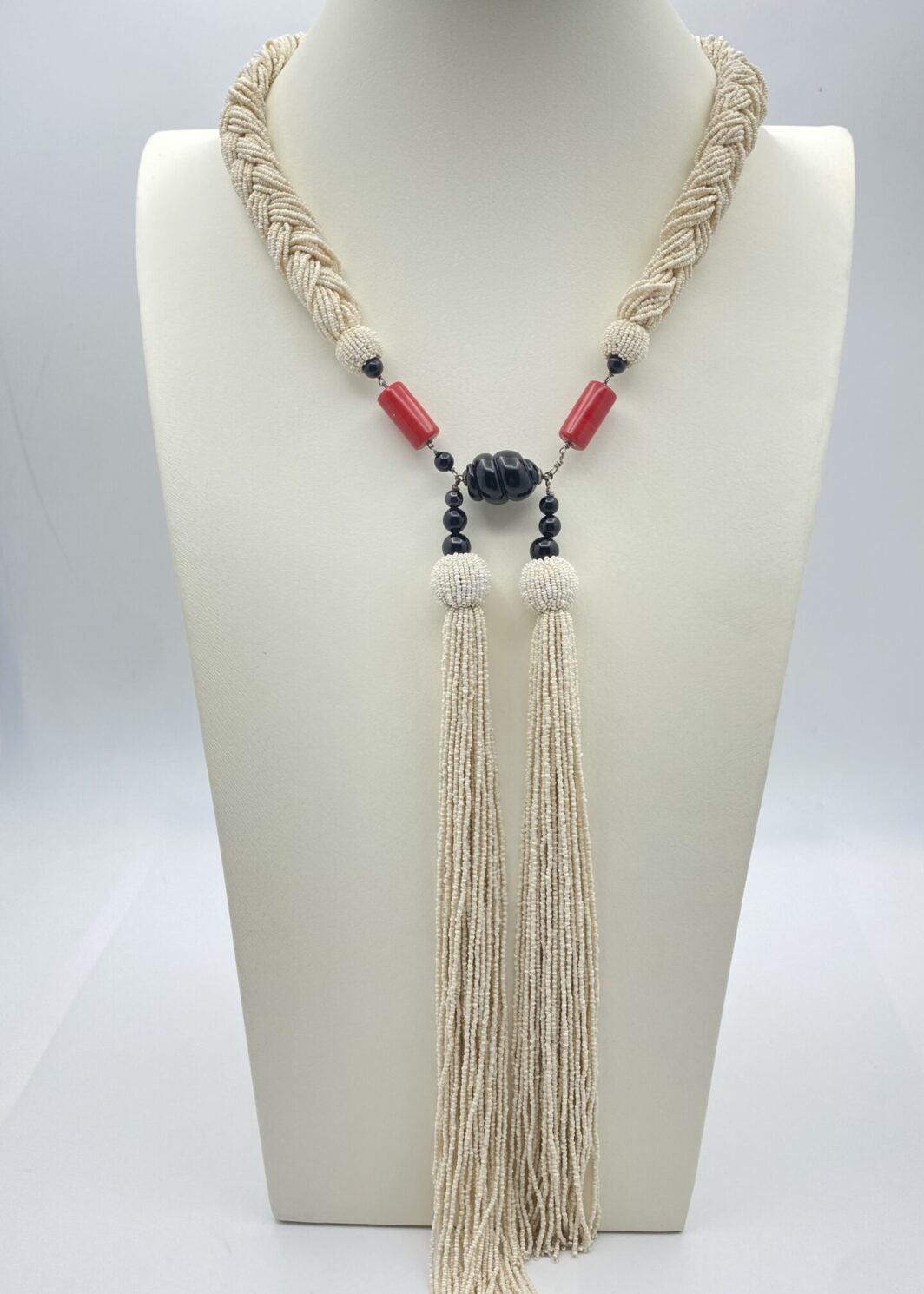 COLLANA FRANCESE ART DECO IN PASTA DI VETRO, CON PENDENTE/SPILLA KENNETH JAY LANE IN LUCITE NERA ANNI ‘50.
