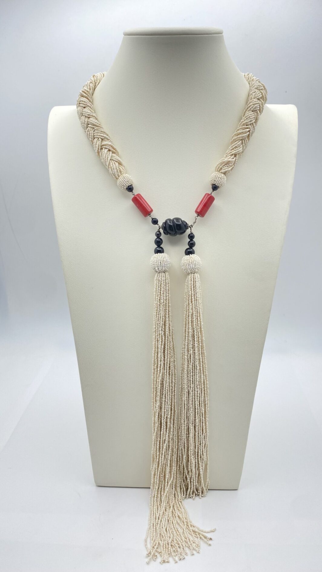 COLLANA FRANCESE ART DECO IN PASTA DI VETRO, CON PENDENTE/SPILLA KENNETH JAY LANE IN LUCITE NERA ANNI ‘50.