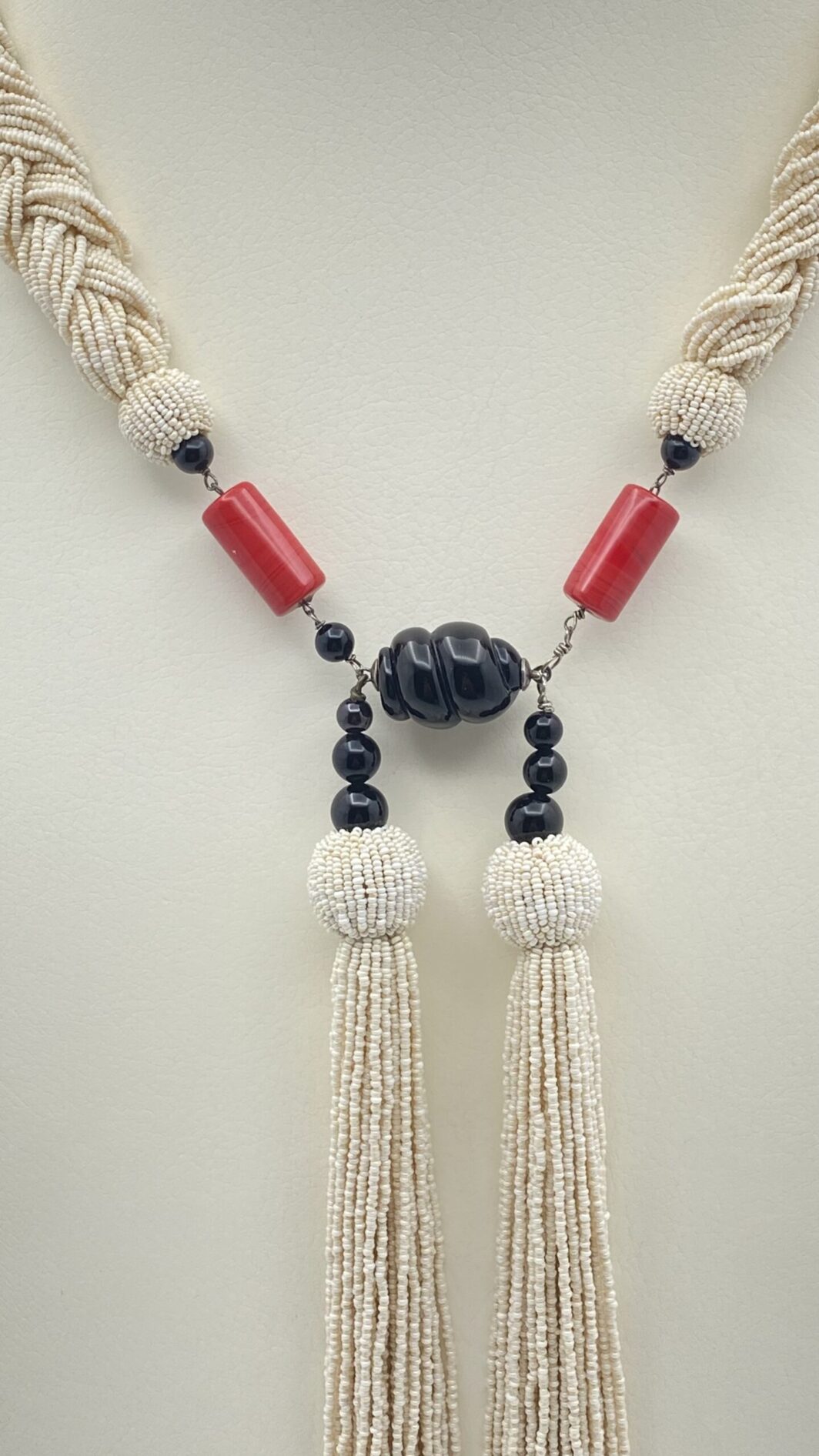 COLLANA FRANCESE ART DECO IN PASTA DI VETRO, CON PENDENTE/SPILLA KENNETH JAY LANE IN LUCITE NERA ANNI ‘50. - immagine 3