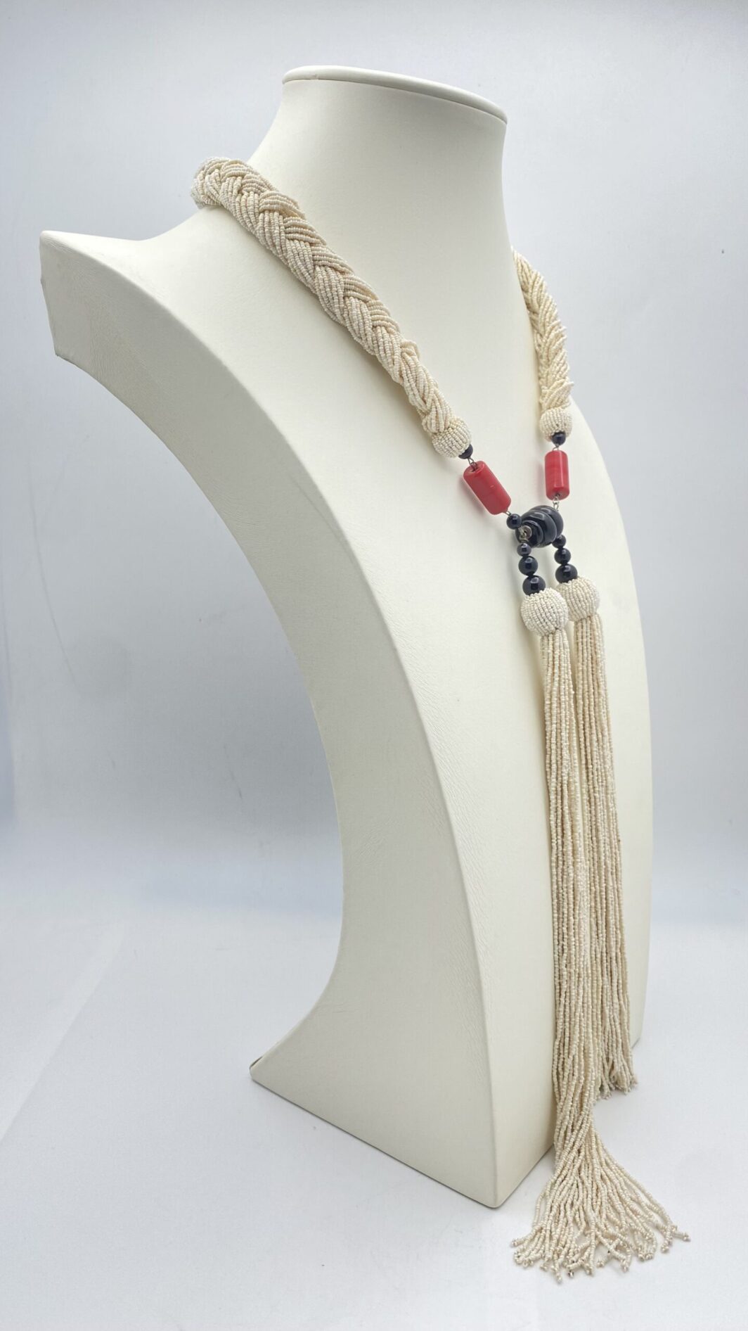 COLLANA FRANCESE ART DECO IN PASTA DI VETRO, CON PENDENTE/SPILLA KENNETH JAY LANE IN LUCITE NERA ANNI ‘50. - immagine 4
