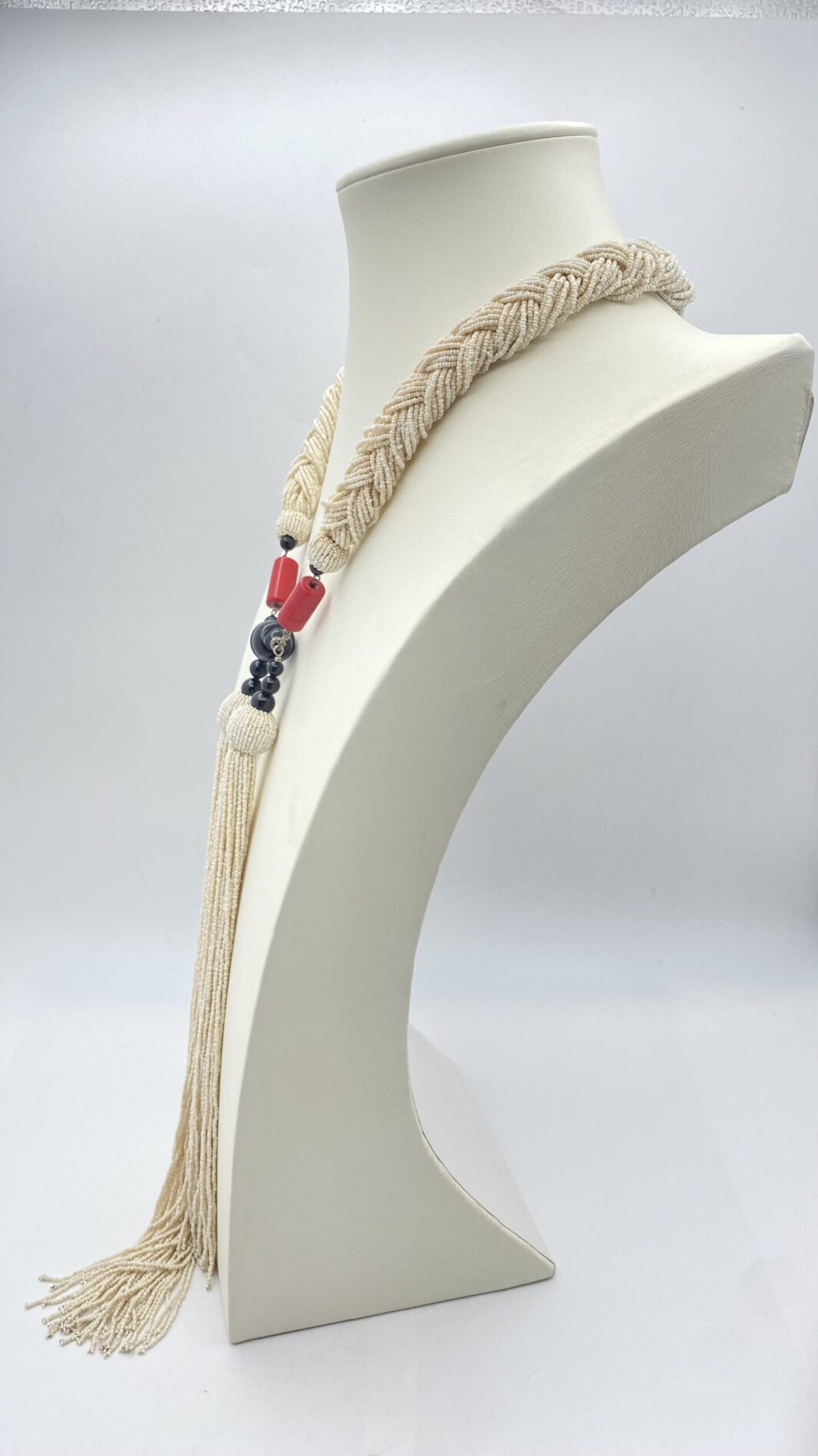 COLLANA FRANCESE ART DECO IN PASTA DI VETRO, CON PENDENTE/SPILLA KENNETH JAY LANE IN LUCITE NERA ANNI ‘50. - immagine 5