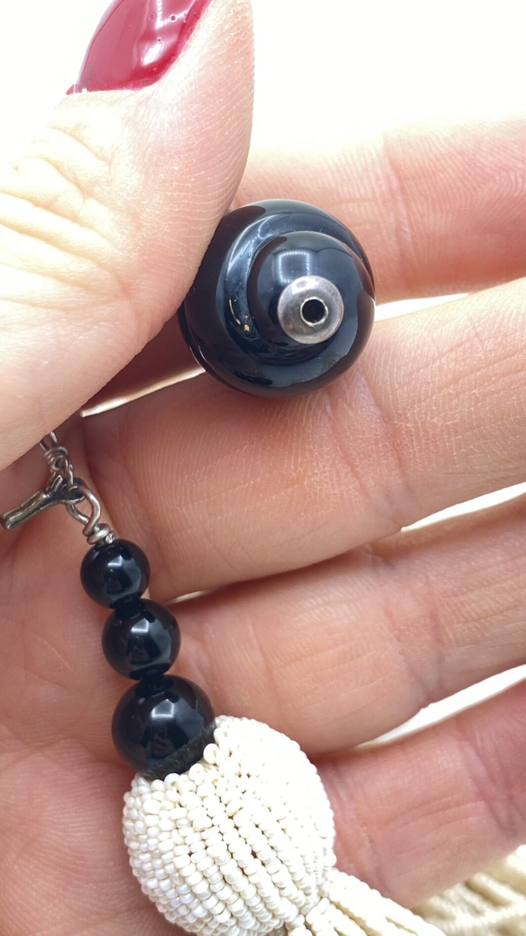 COLLANA FRANCESE ART DECO IN PASTA DI VETRO, CON PENDENTE/SPILLA KENNETH JAY LANE IN LUCITE NERA ANNI ‘50. - immagine 7
