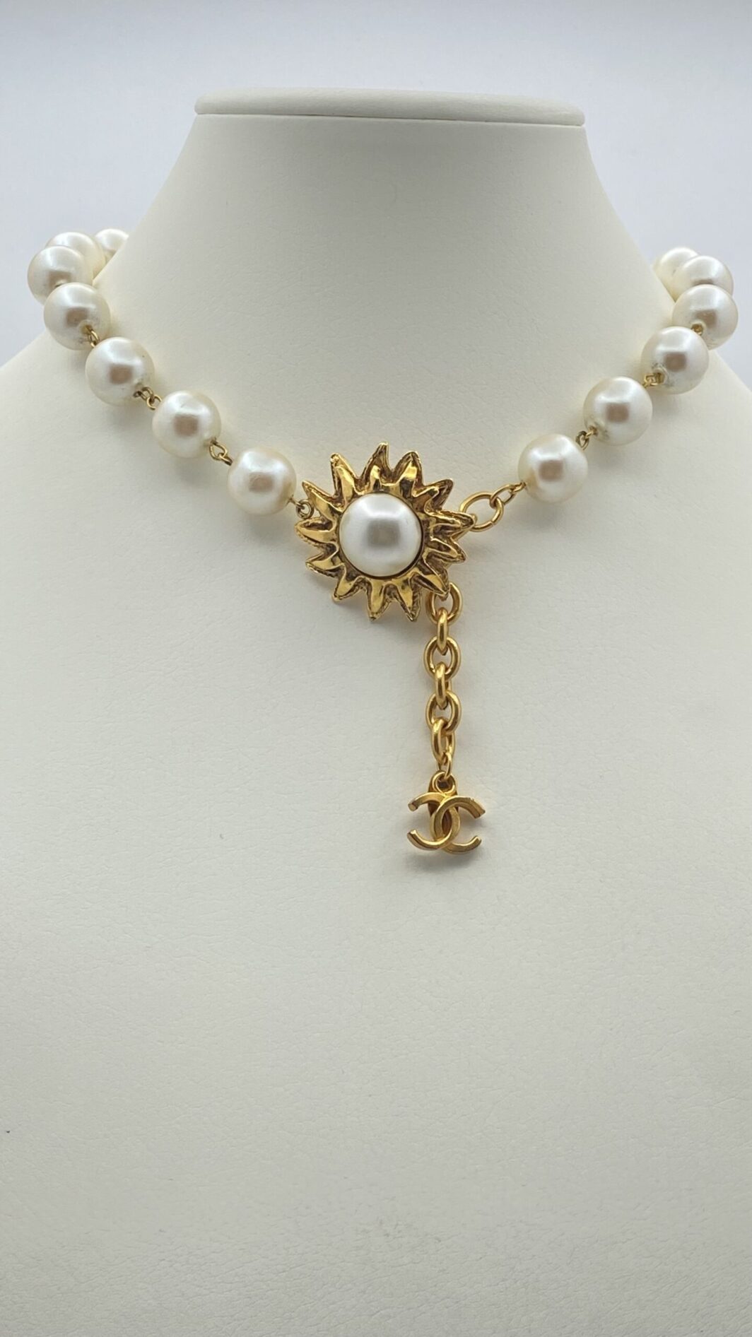 “CHANEL”. COLLIER DI PERLE SUNBURST. PARIGI, COLLEZIONE ANNI ‘90. - immagine 3
