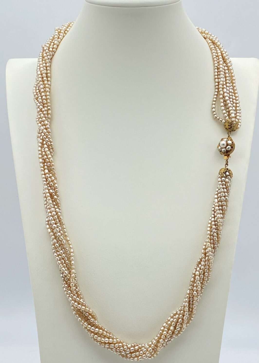 “MIRIAM HASKELL”. COLLANA LUNGA A TORCHON DI PERLE BAROCCHE. BIGIOTTERIA ANNI ‘40. U.S.A.