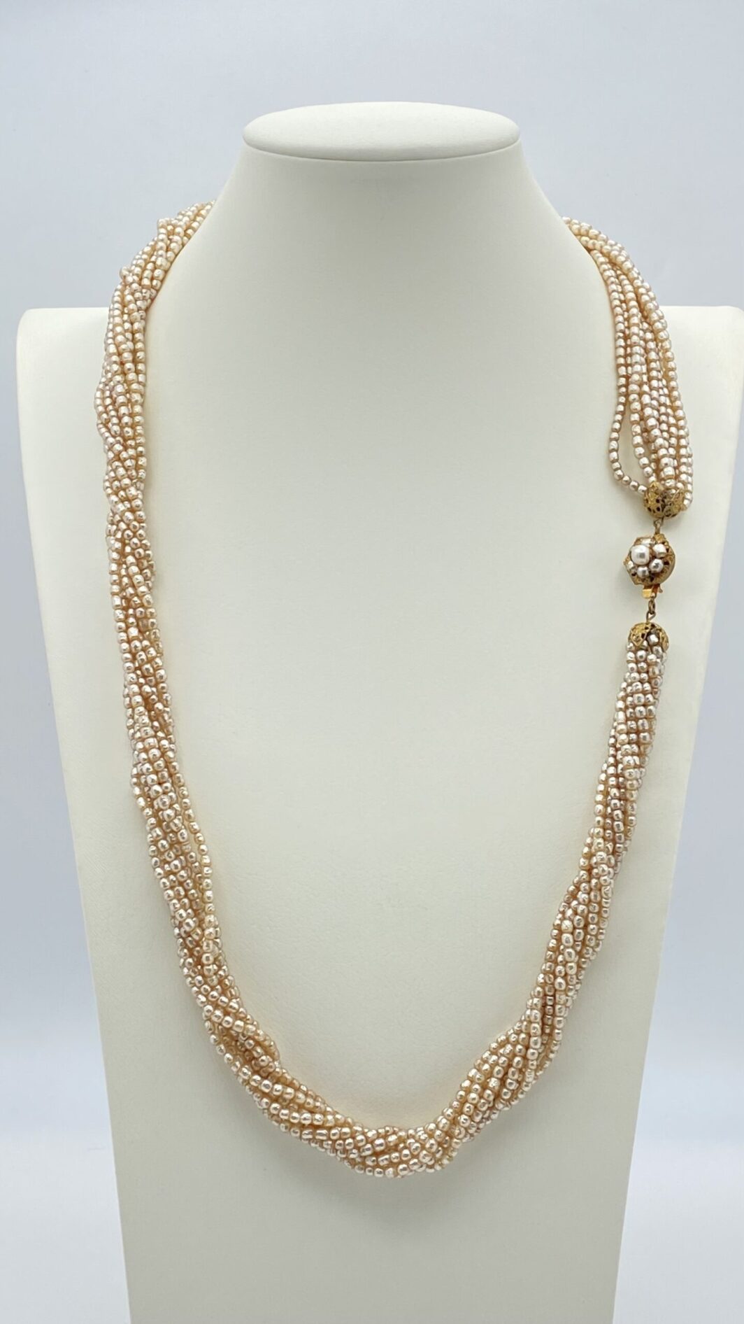 “MIRIAM HASKELL”. COLLANA LUNGA A TORCHON DI PERLE BAROCCHE. BIGIOTTERIA ANNI ‘40. U.S.A.