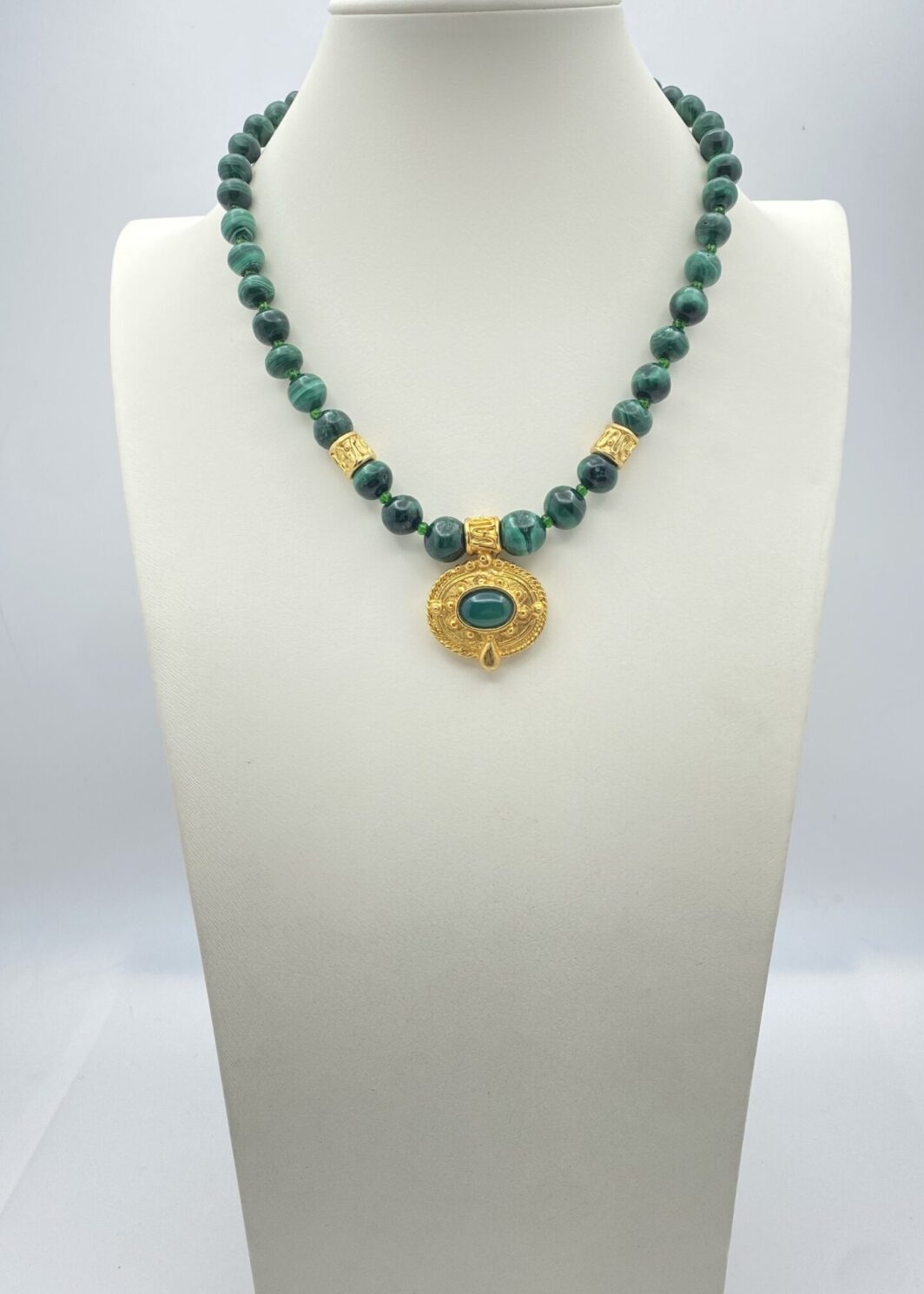 COLLIER IN MALACHITE E METALLO GOLDTONE. ANNI ‘80