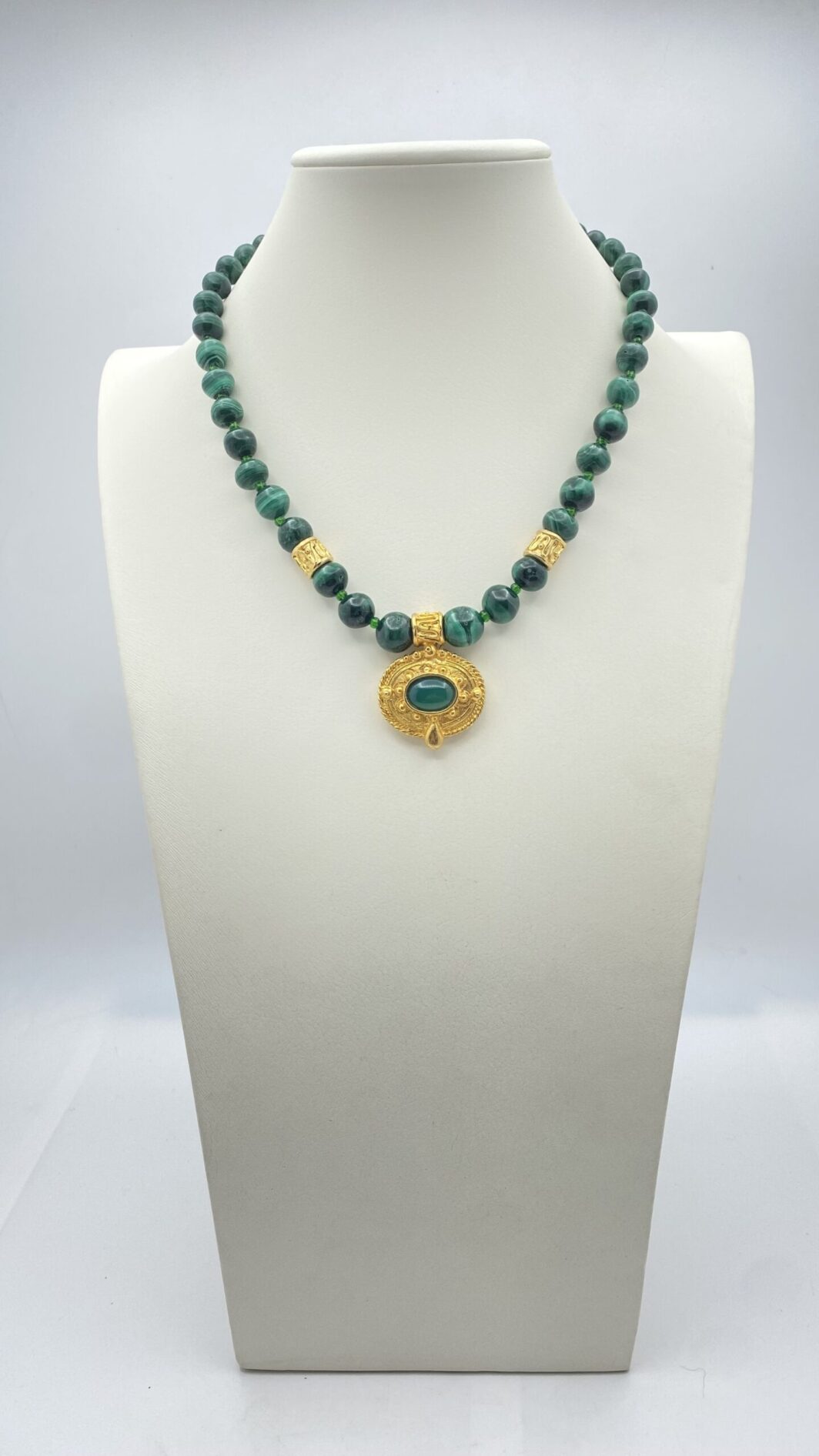 COLLIER IN MALACHITE E METALLO GOLDTONE. ANNI ‘80