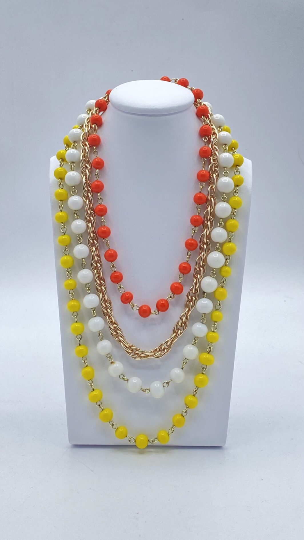 “CORO” COLLIER VINTAGE IN METALLO GOLDTONE E BACHELITE. U.S.A. ANNI ‘40.