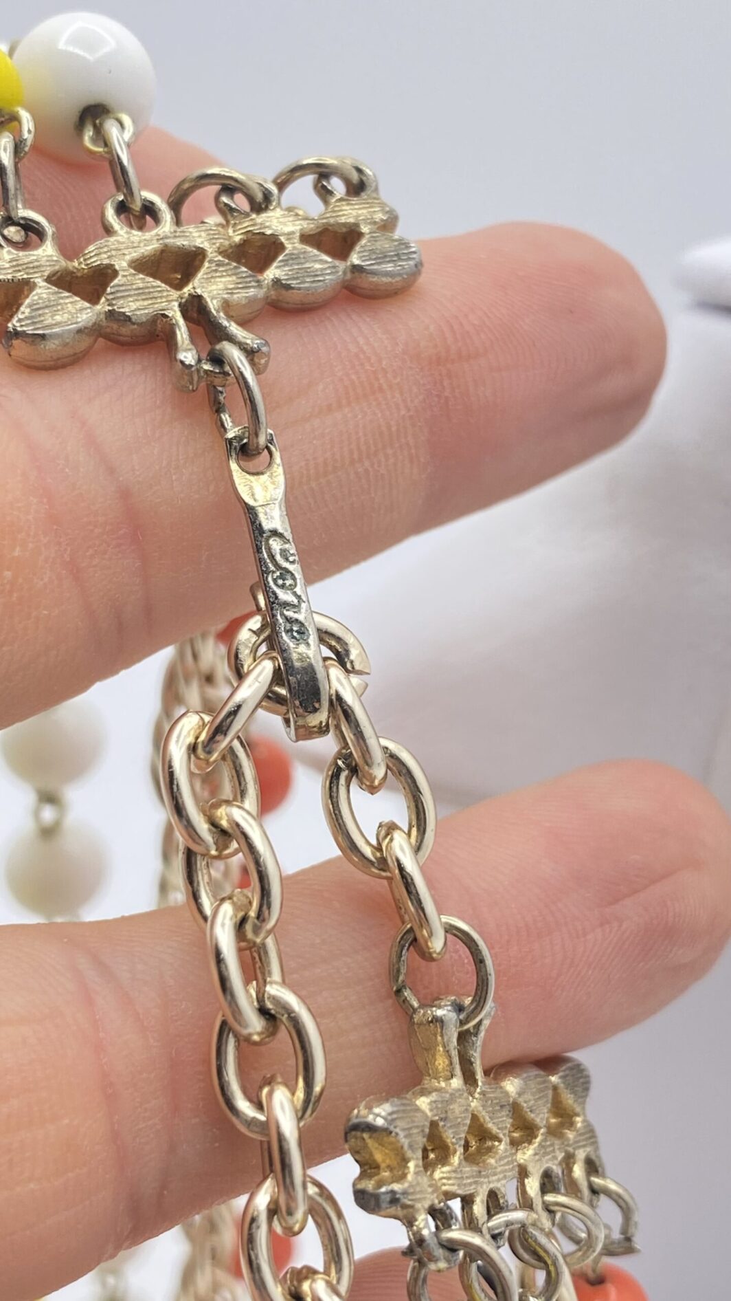 “CORO” COLLIER VINTAGE IN METALLO GOLDTONE E BACHELITE. U.S.A. ANNI ‘40. - immagine 10