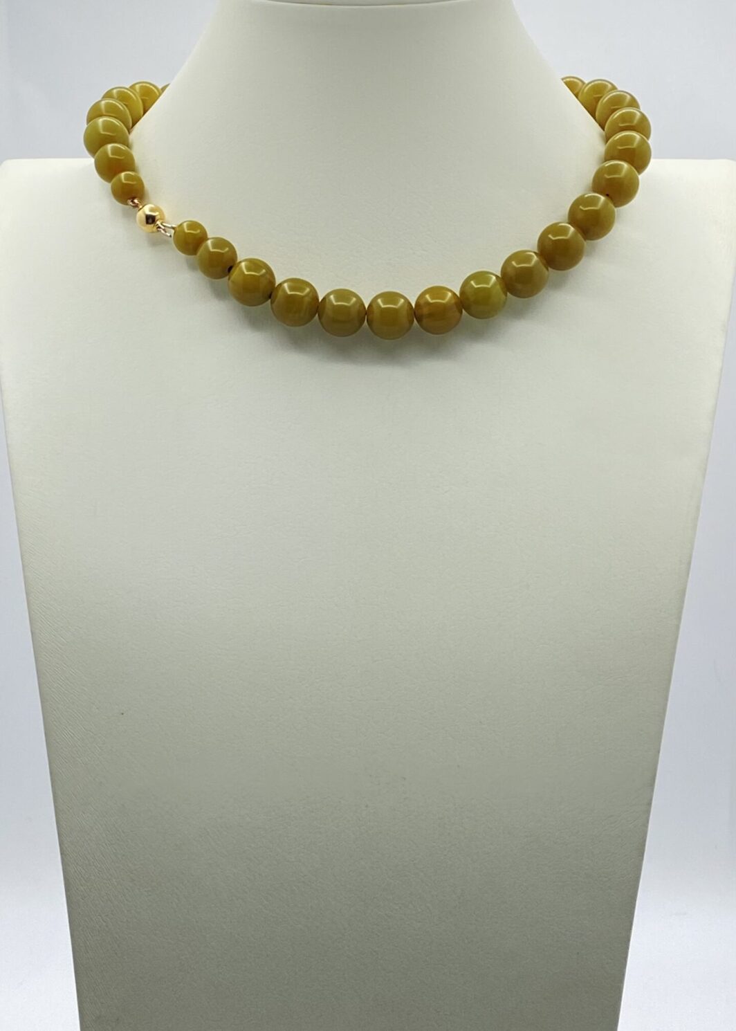 BACHELITE E ORO 18K. GIROCOLLO ANNI ‘40.