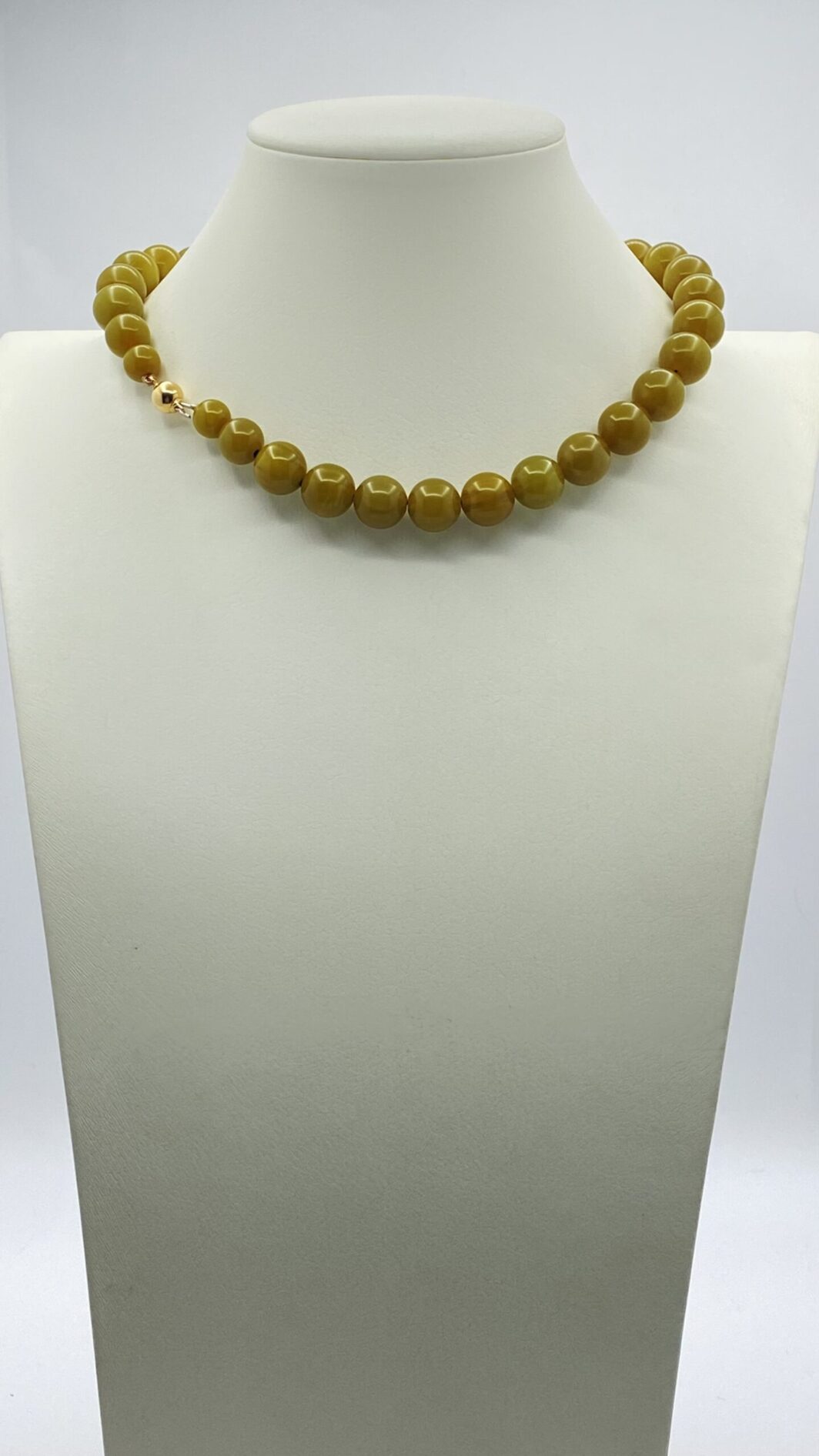 BACHELITE E ORO 18K. GIROCOLLO ANNI ‘40.