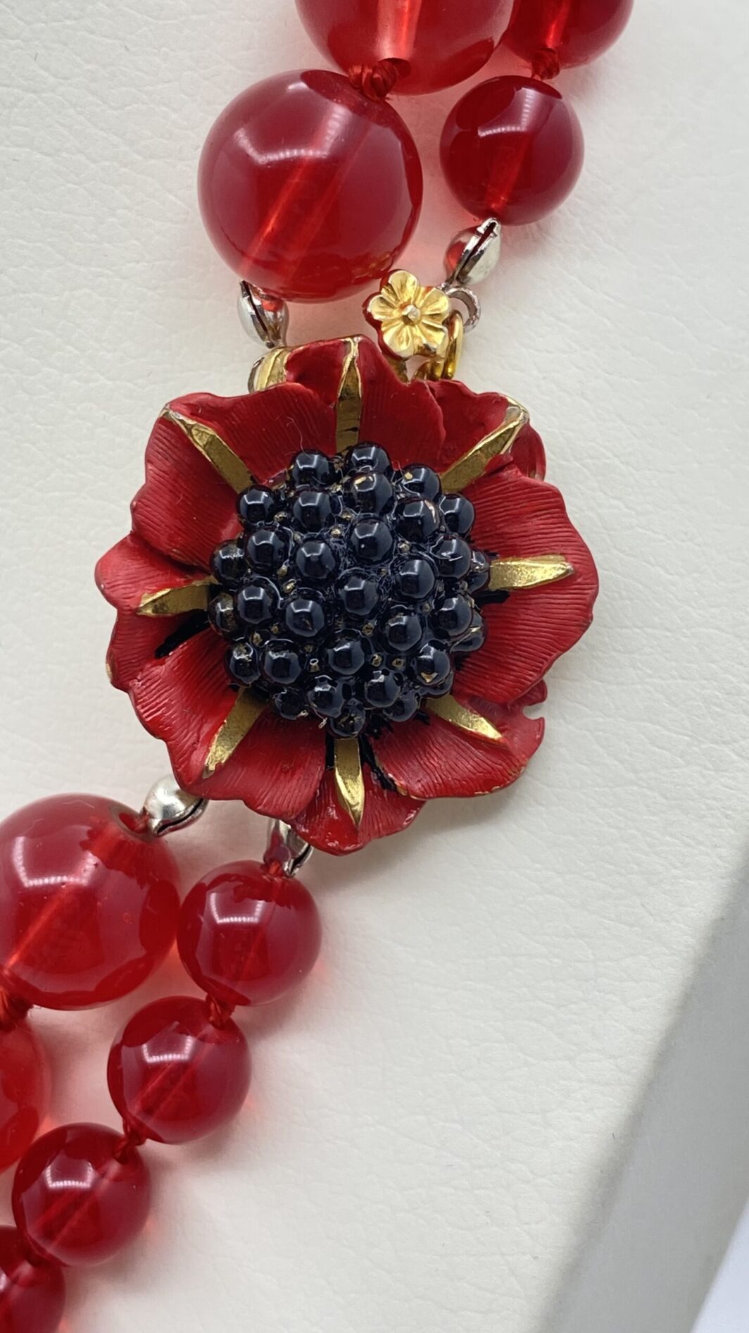 “ORIGINAL BY ROBERT”. COLLANA IN PASTE VITREE CON CHIUSURA IN METALLO GOLDTONE SMALTATO A FORMA DI PAPAVERO. U.S.A. ANNI’50. - immagine 12