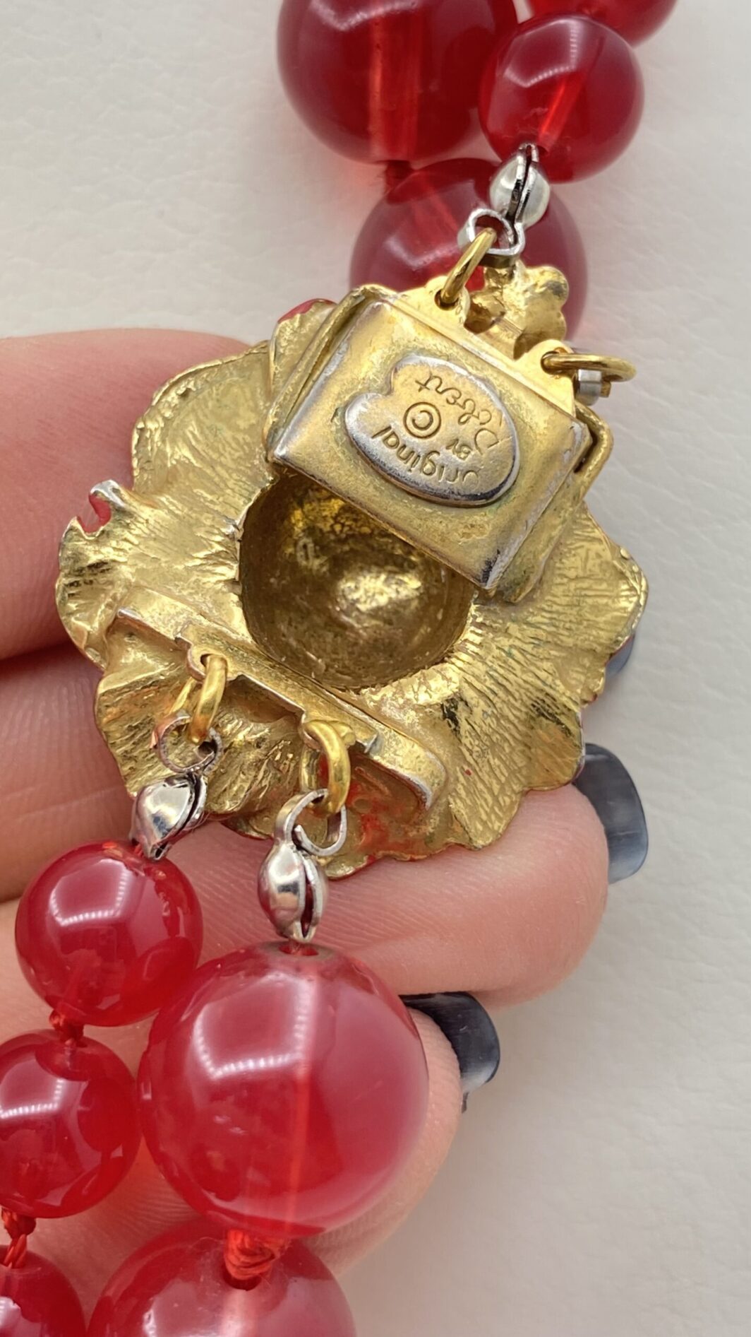 “ORIGINAL BY ROBERT”. COLLANA IN PASTE VITREE CON CHIUSURA IN METALLO GOLDTONE SMALTATO A FORMA DI PAPAVERO. U.S.A. ANNI’50. - immagine 9