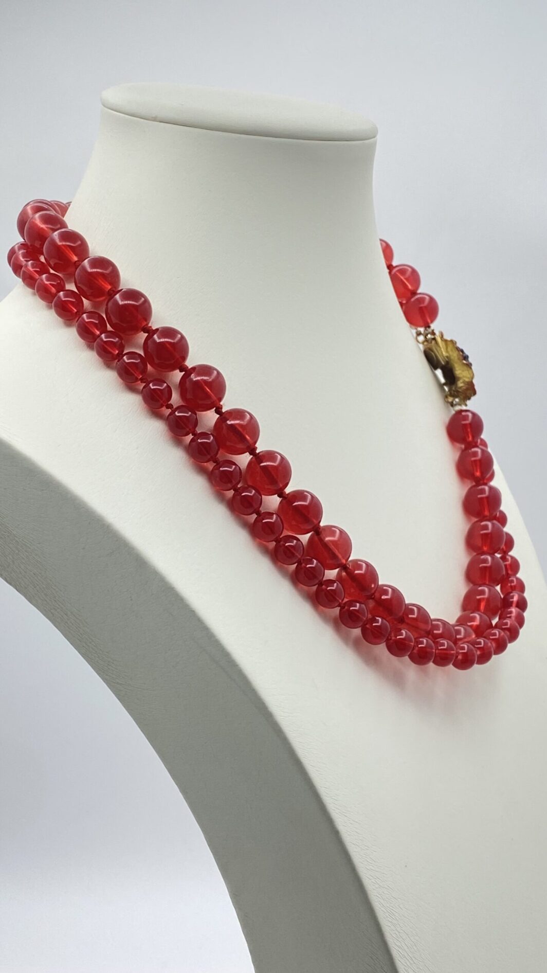 “ORIGINAL BY ROBERT”. COLLANA IN PASTE VITREE CON CHIUSURA IN METALLO GOLDTONE SMALTATO A FORMA DI PAPAVERO. U.S.A. ANNI’50. - immagine 7