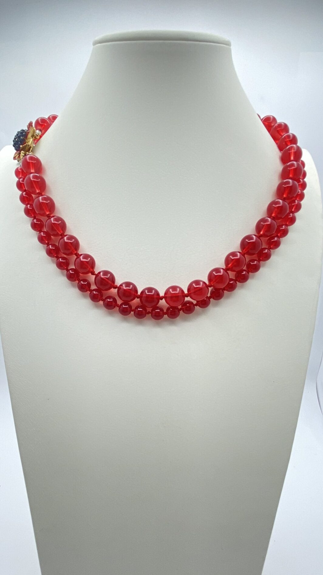 “ORIGINAL BY ROBERT”. COLLANA IN PASTE VITREE CON CHIUSURA IN METALLO GOLDTONE SMALTATO A FORMA DI PAPAVERO. U.S.A. ANNI’50. - immagine 5