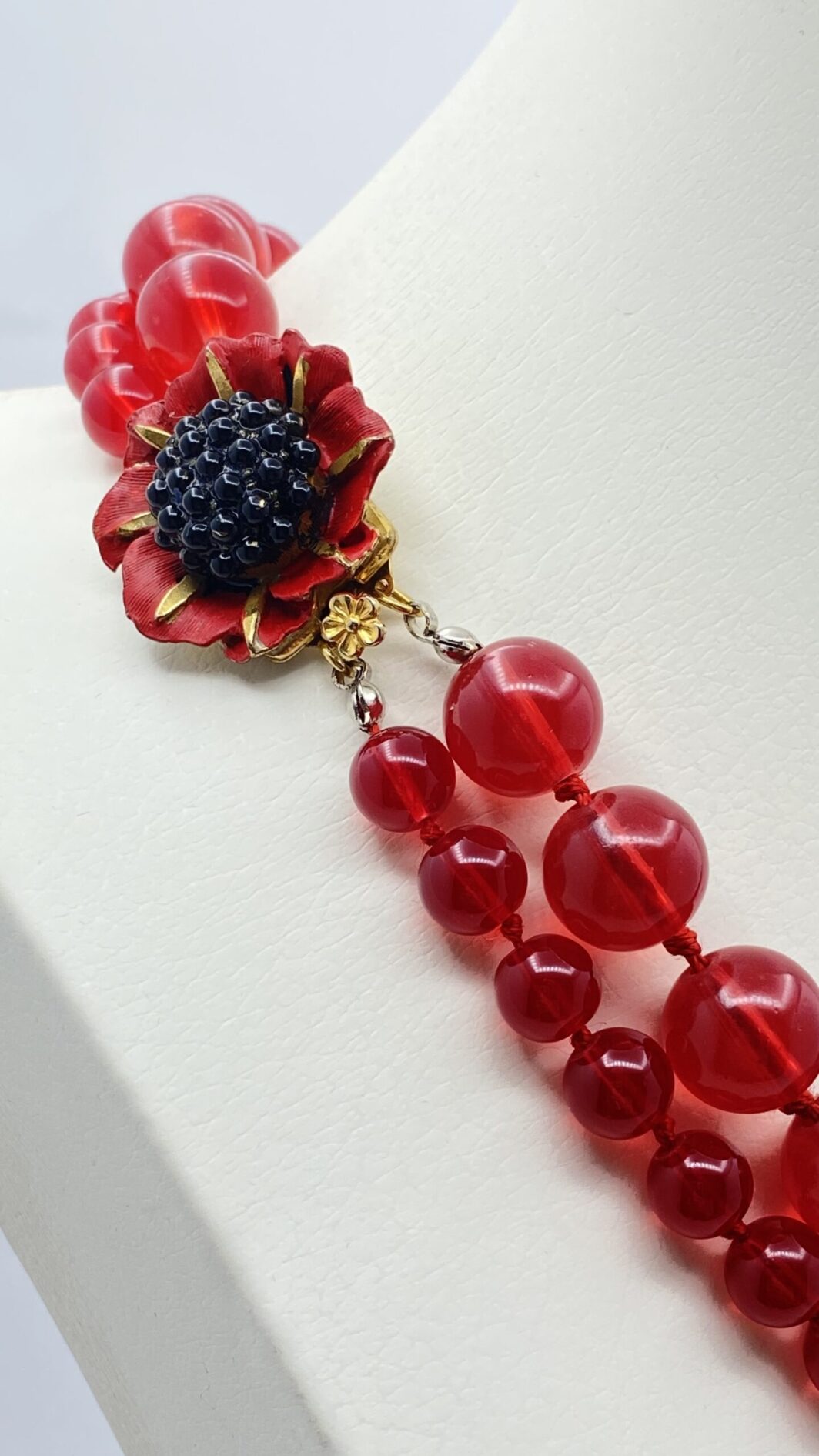 “ORIGINAL BY ROBERT”. COLLANA IN PASTE VITREE CON CHIUSURA IN METALLO GOLDTONE SMALTATO A FORMA DI PAPAVERO. U.S.A. ANNI’50. - immagine 4