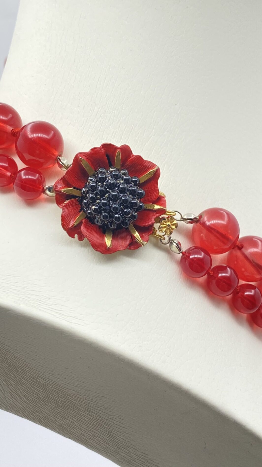 “ORIGINAL BY ROBERT”. COLLANA IN PASTE VITREE CON CHIUSURA IN METALLO GOLDTONE SMALTATO A FORMA DI PAPAVERO. U.S.A. ANNI’50. - immagine 3