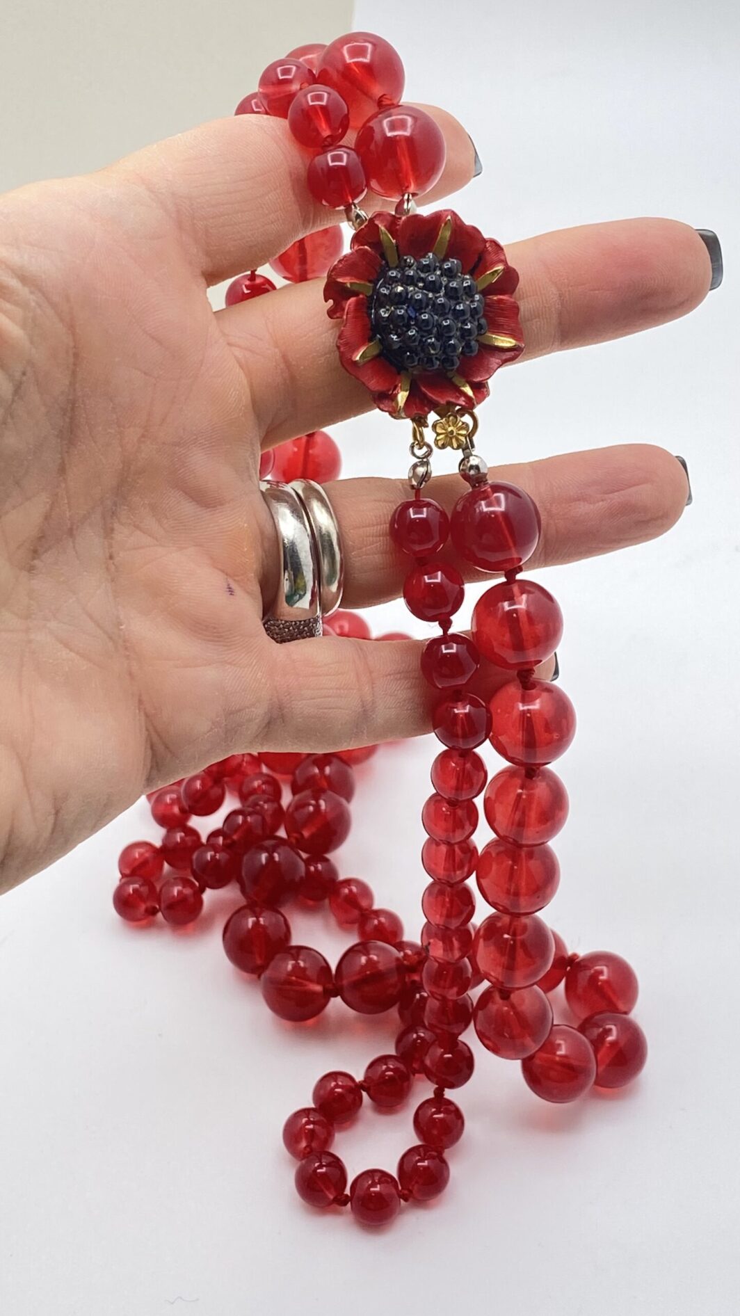 “ORIGINAL BY ROBERT”. COLLANA IN PASTE VITREE CON CHIUSURA IN METALLO GOLDTONE SMALTATO A FORMA DI PAPAVERO. U.S.A. ANNI’50. - immagine 2