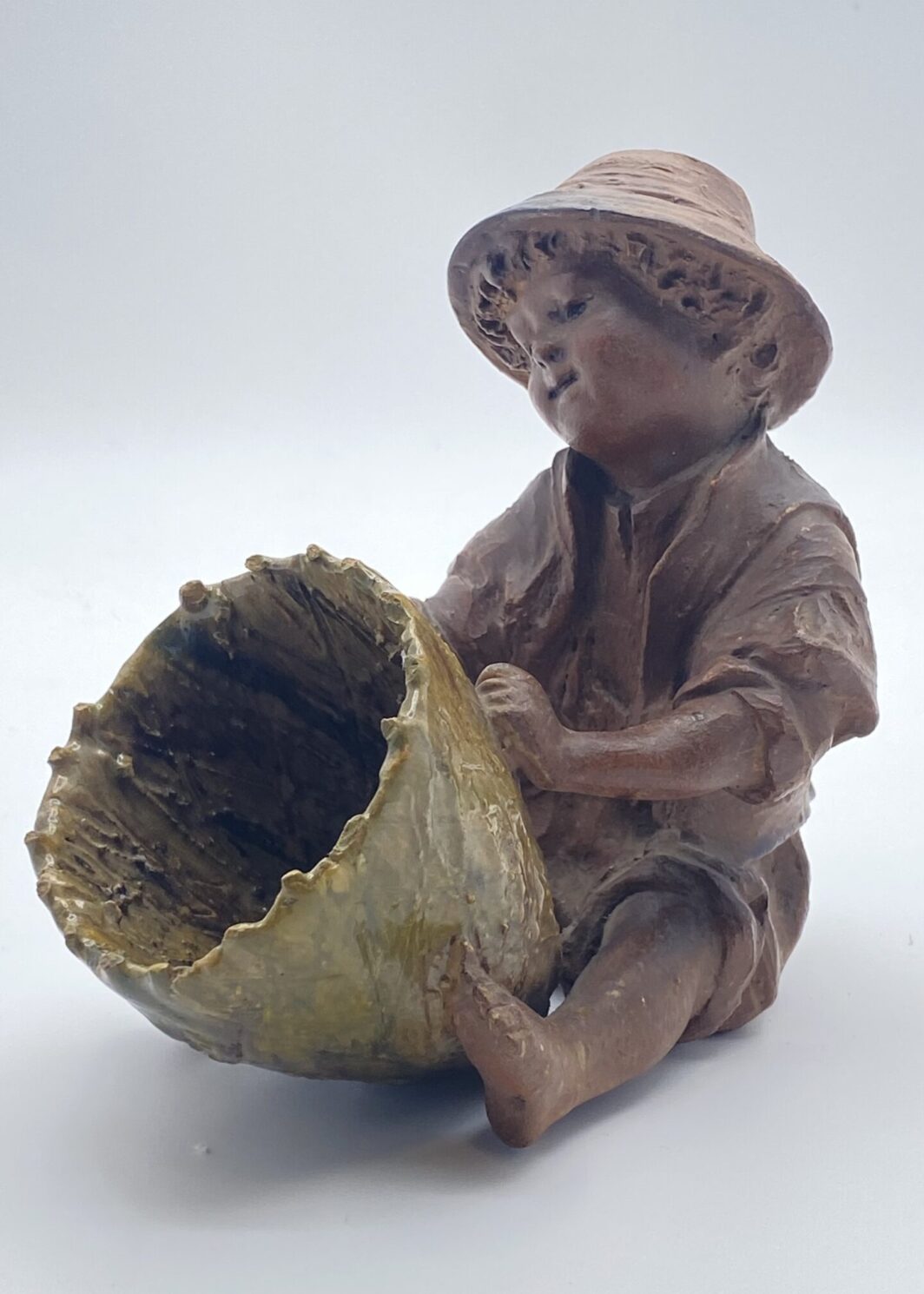 TERRACOTTA. BAMBINO PESCATORE CON CESTO. ITALIA FINE XIX sec.