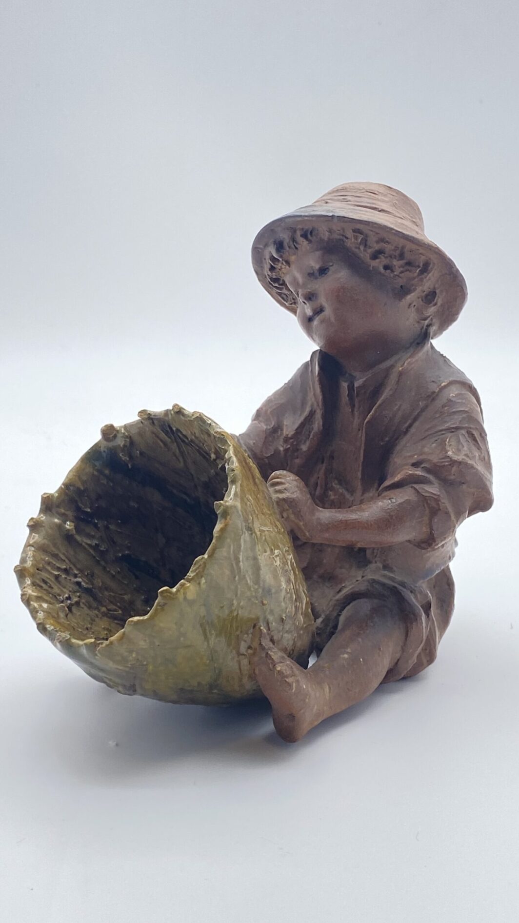 TERRACOTTA. BAMBINO PESCATORE CON CESTO. ITALIA FINE XIX sec.