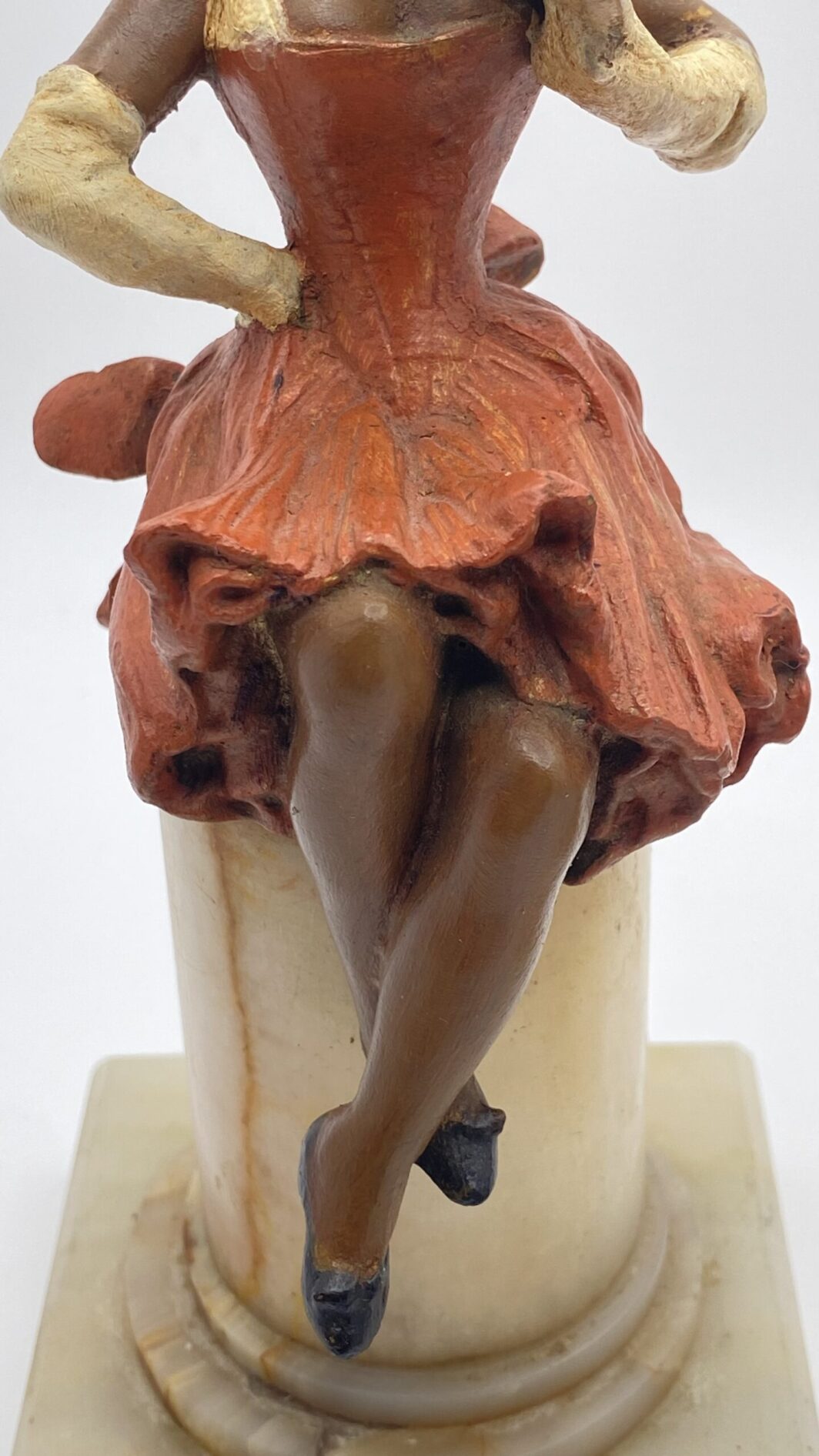 FIGURE DELLA COMMEDIA DELL’ARTE IN ANTIMONIO POLICROMO SU COLONNE DI ALABASTRO. ITALIA, FINE XIX sec. - immagine 15