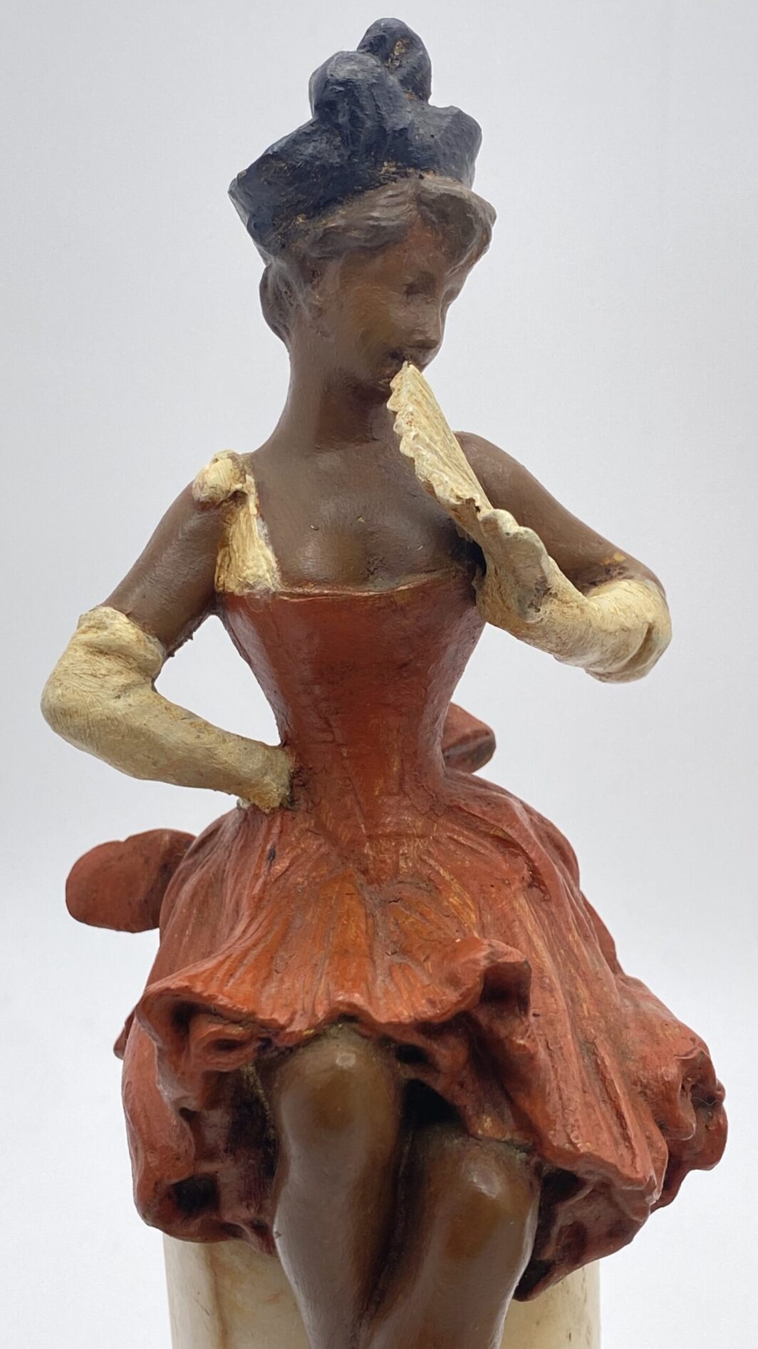 FIGURE DELLA COMMEDIA DELL’ARTE IN ANTIMONIO POLICROMO SU COLONNE DI ALABASTRO. ITALIA, FINE XIX sec. - immagine 14