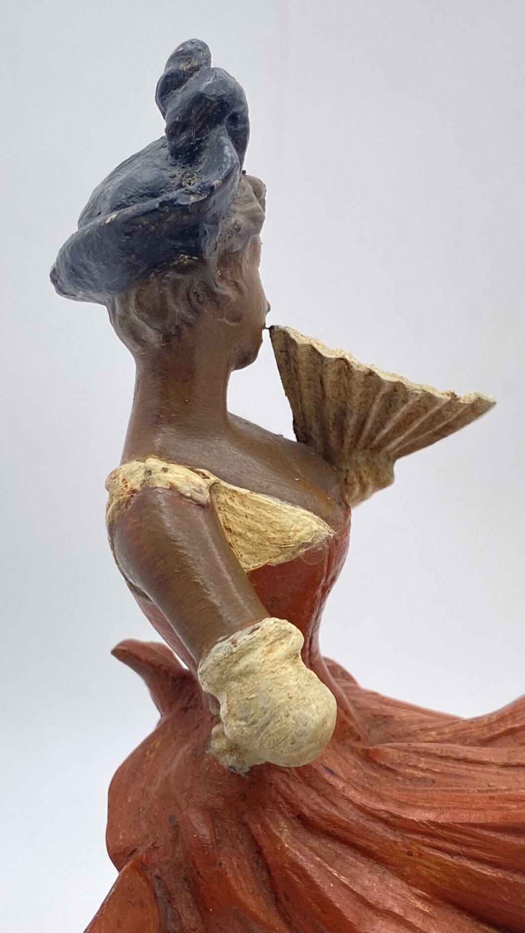 FIGURE DELLA COMMEDIA DELL’ARTE IN ANTIMONIO POLICROMO SU COLONNE DI ALABASTRO. ITALIA, FINE XIX sec. - immagine 10