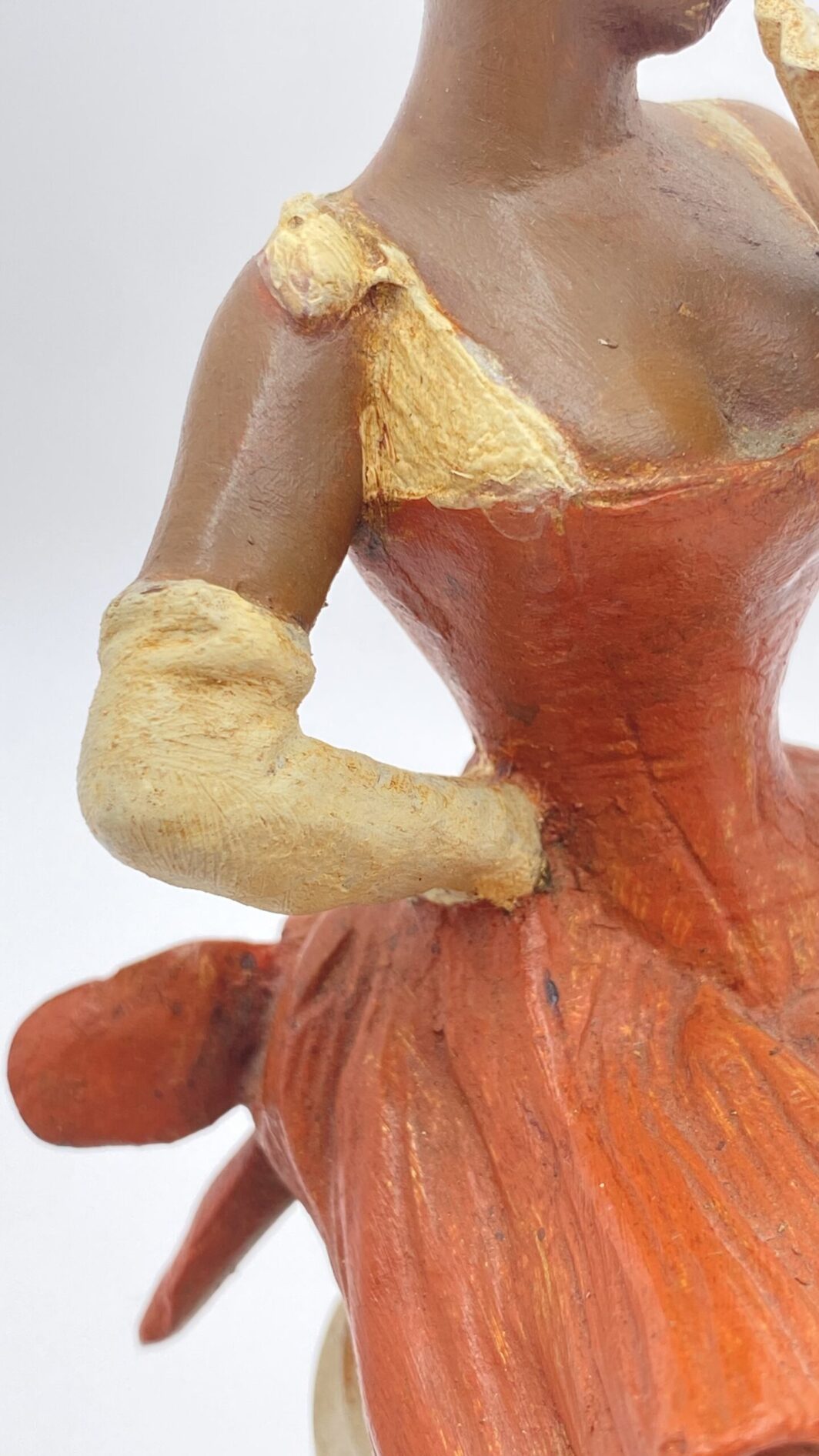 FIGURE DELLA COMMEDIA DELL’ARTE IN ANTIMONIO POLICROMO SU COLONNE DI ALABASTRO. ITALIA, FINE XIX sec. - immagine 9