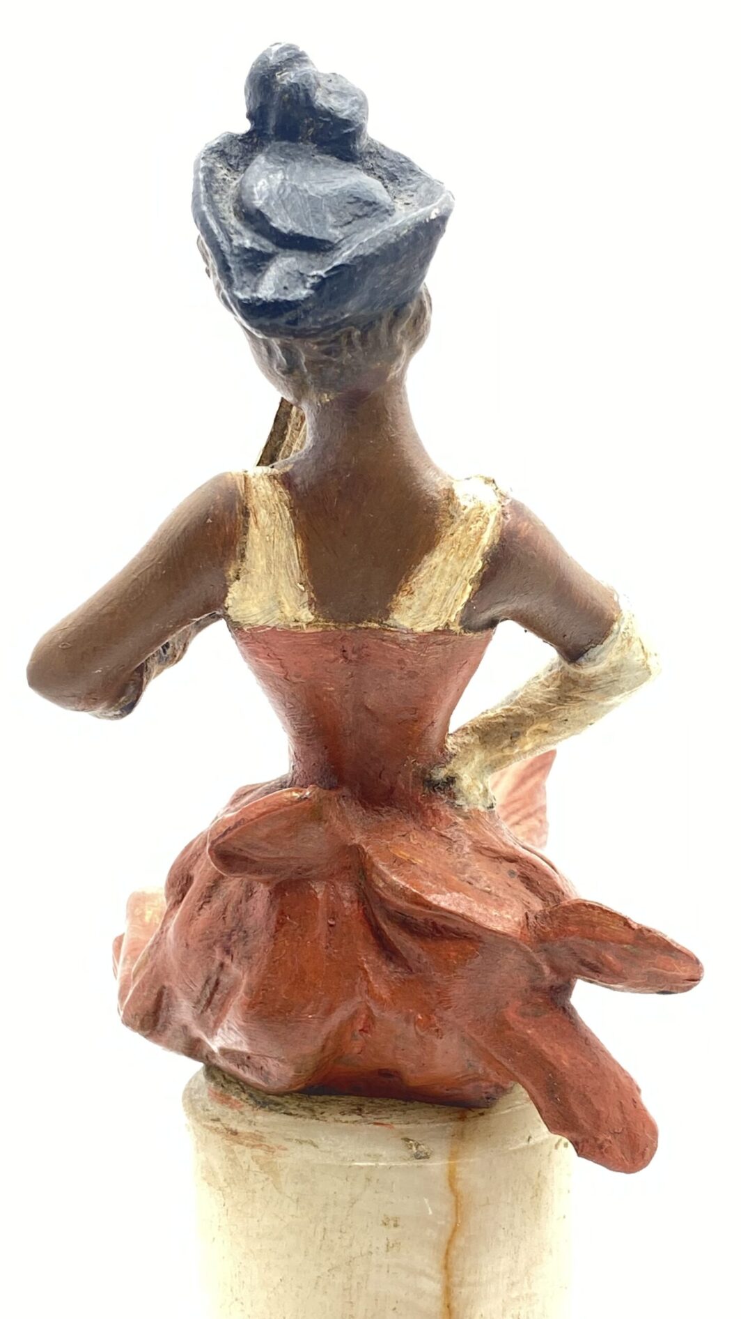 FIGURE DELLA COMMEDIA DELL’ARTE IN ANTIMONIO POLICROMO SU COLONNE DI ALABASTRO. ITALIA, FINE XIX sec. - immagine 8