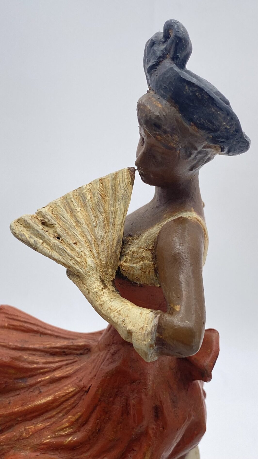 FIGURE DELLA COMMEDIA DELL’ARTE IN ANTIMONIO POLICROMO SU COLONNE DI ALABASTRO. ITALIA, FINE XIX sec. - immagine 6