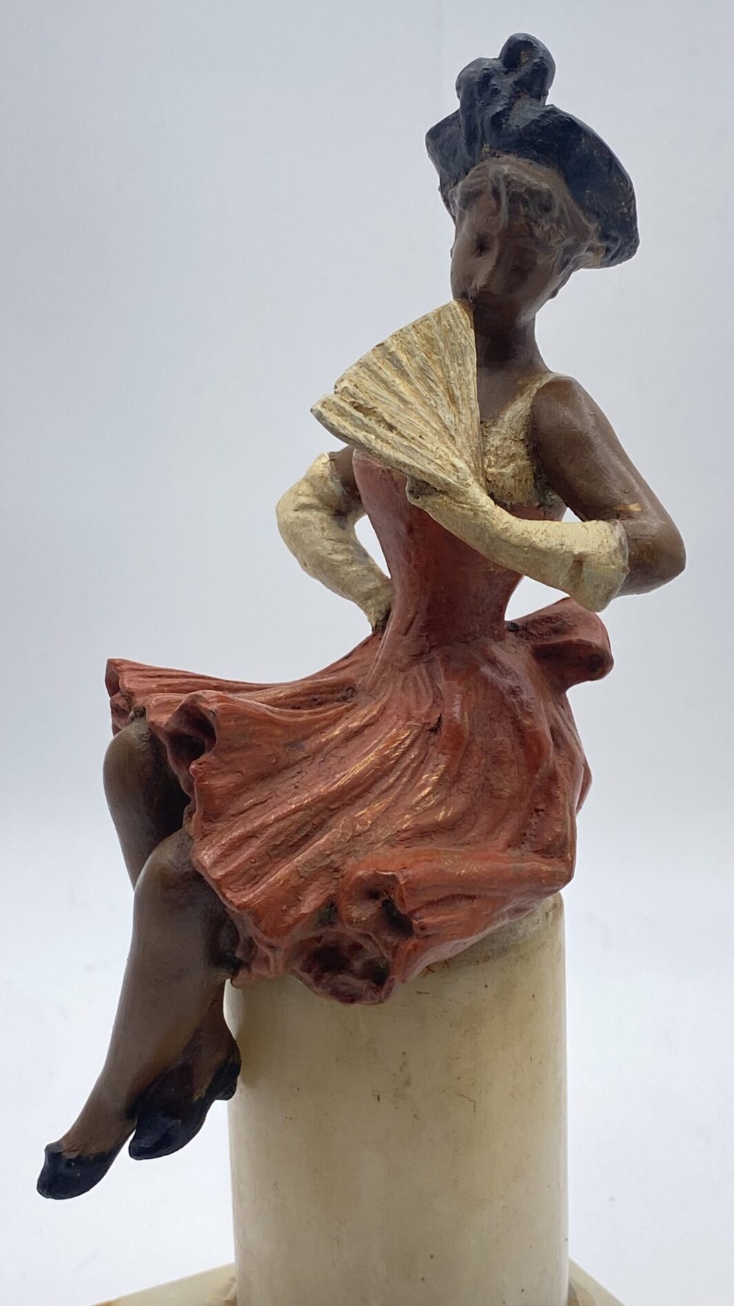 FIGURE DELLA COMMEDIA DELL’ARTE IN ANTIMONIO POLICROMO SU COLONNE DI ALABASTRO. ITALIA, FINE XIX sec. - immagine 5
