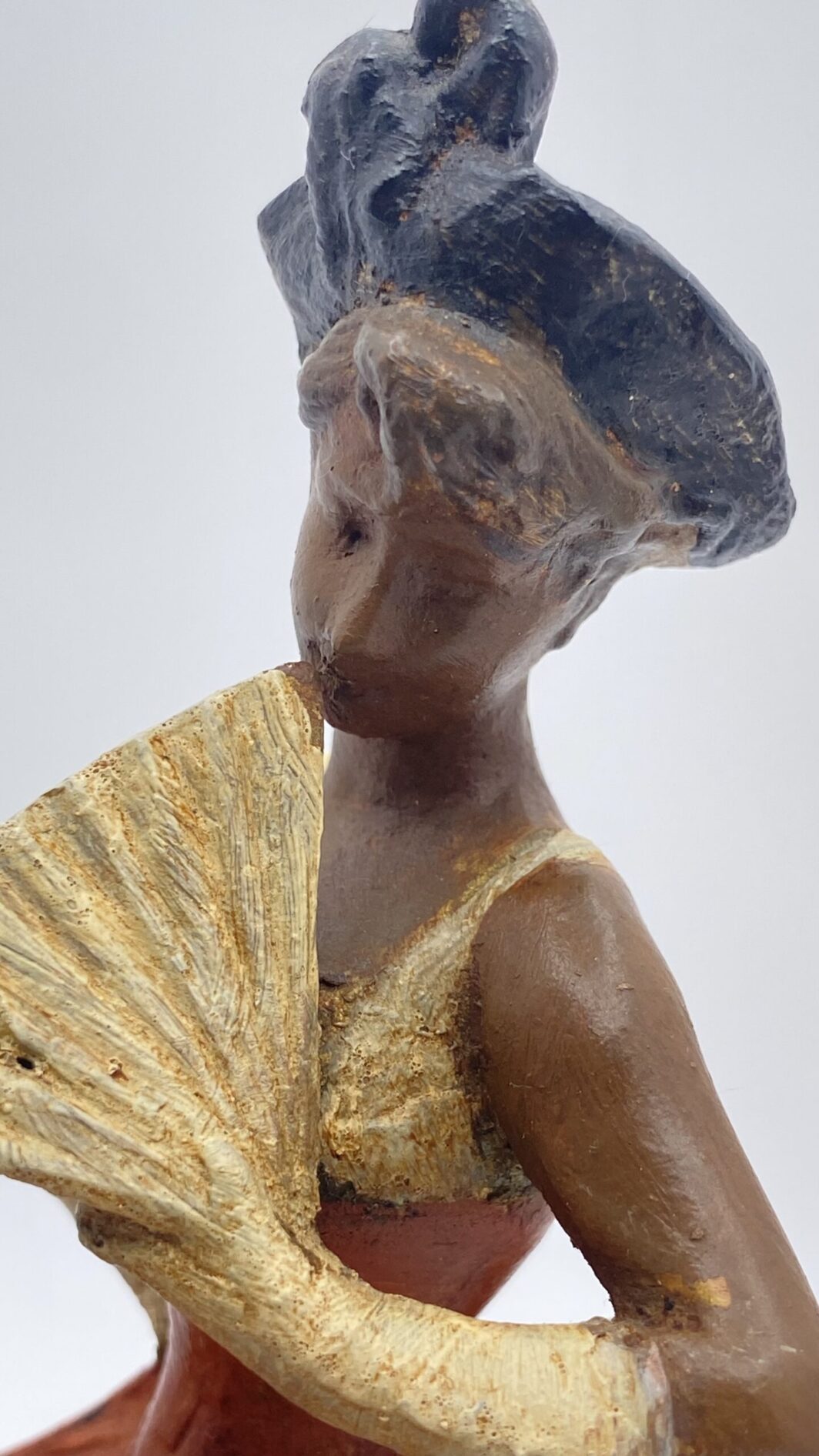 FIGURE DELLA COMMEDIA DELL’ARTE IN ANTIMONIO POLICROMO SU COLONNE DI ALABASTRO. ITALIA, FINE XIX sec. - immagine 4