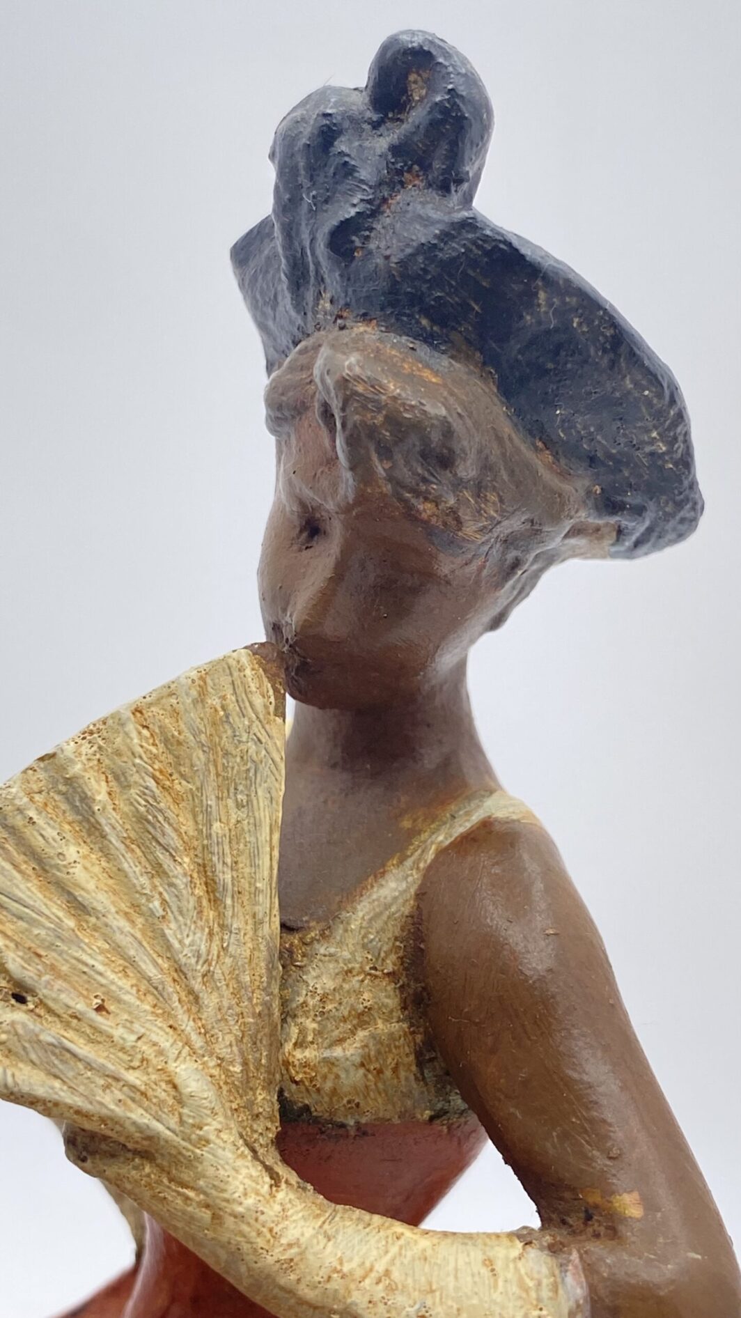 FIGURE DELLA COMMEDIA DELL’ARTE IN ANTIMONIO POLICROMO SU COLONNE DI ALABASTRO. ITALIA, FINE XIX sec. - immagine 3