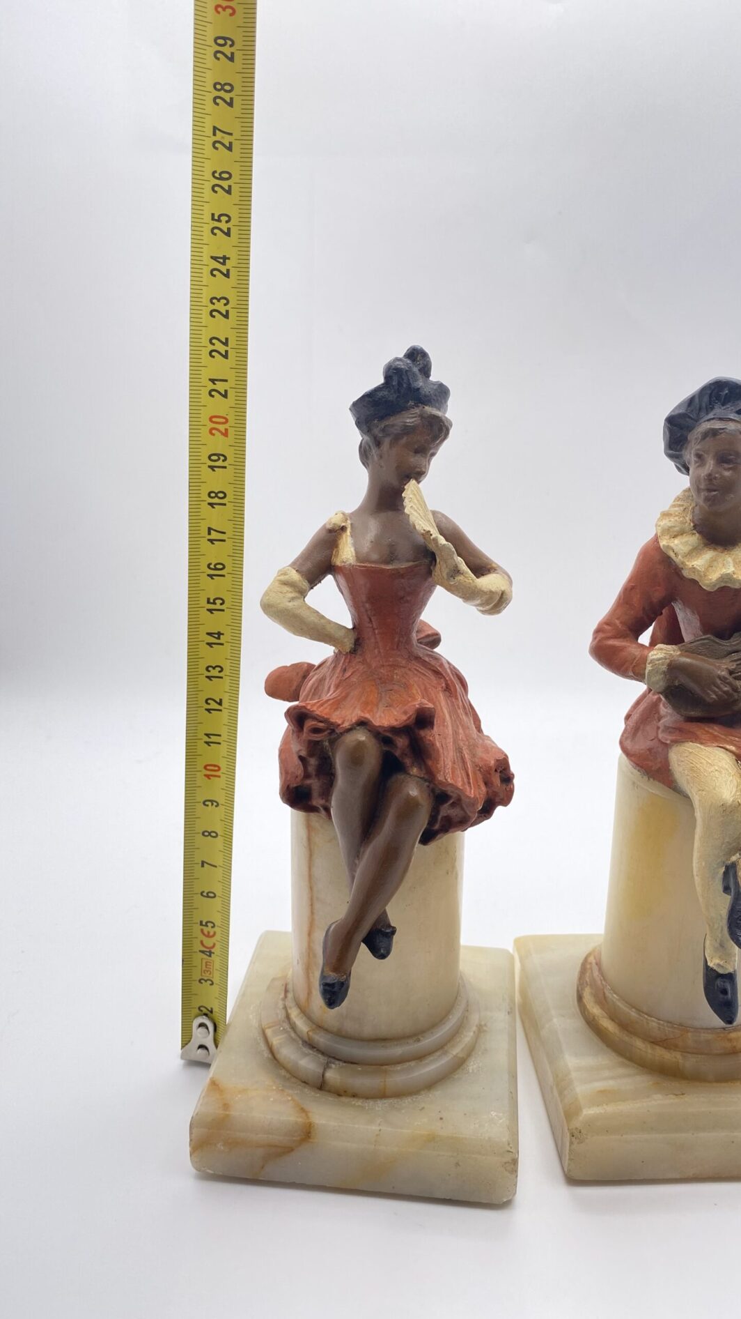FIGURE DELLA COMMEDIA DELL’ARTE IN ANTIMONIO POLICROMO SU COLONNE DI ALABASTRO. ITALIA, FINE XIX sec. - immagine 2