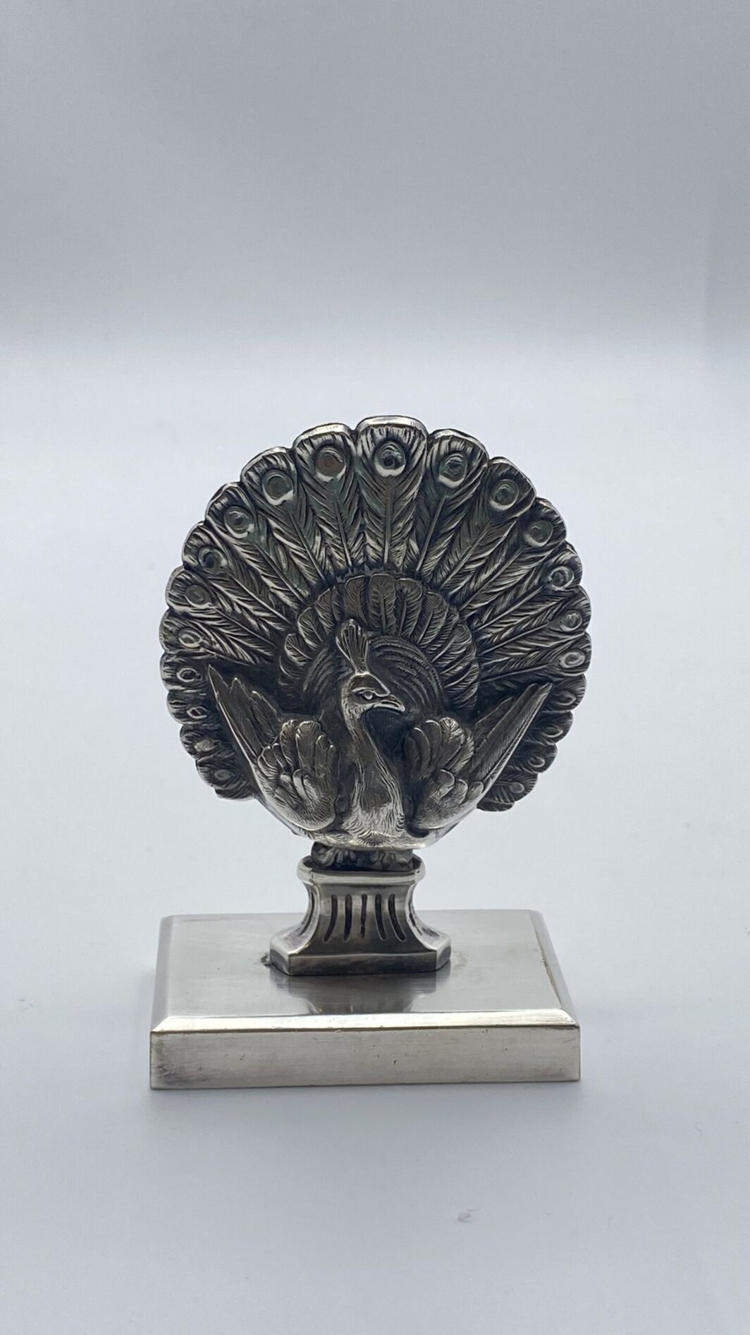 SEGNAPOSTO/PORTAMENU ART DECO CON PAVONE. FIRMATO HALPNEN. FRANCIA, ANNI ‘20/‘30. - immagine 11