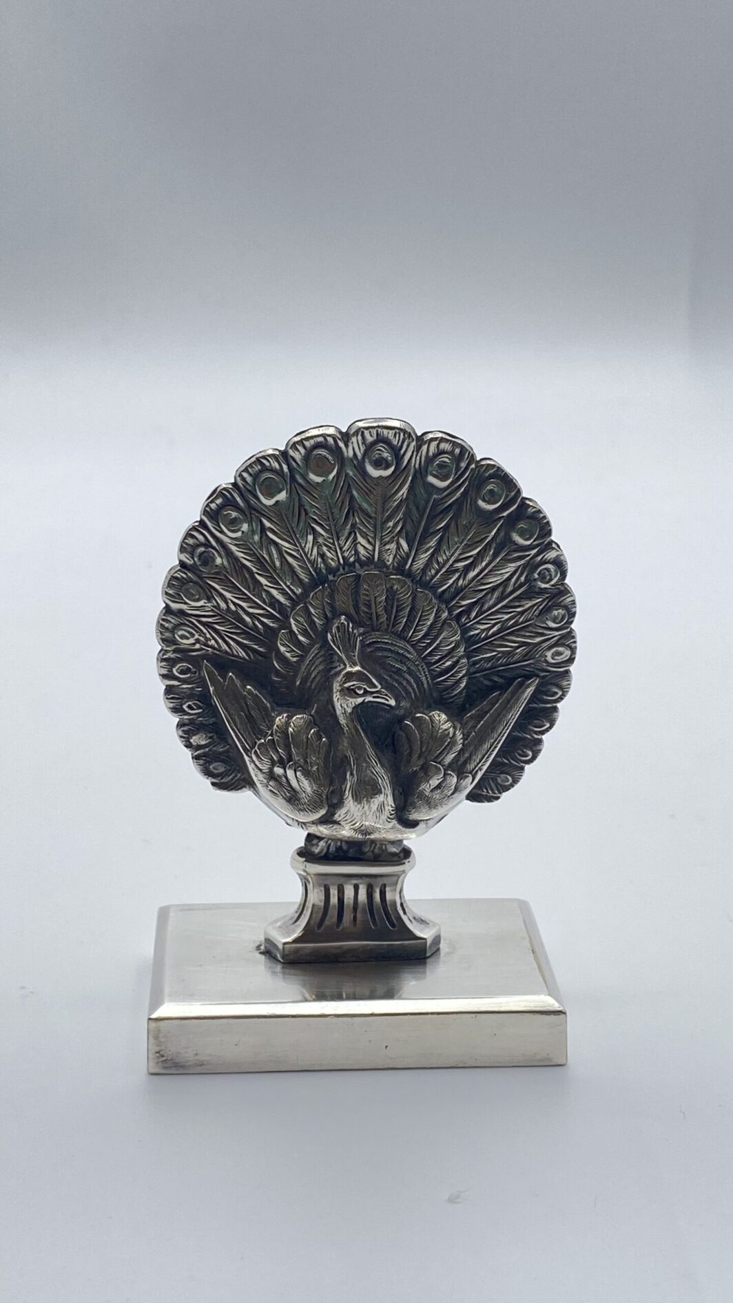 SEGNAPOSTO/PORTAMENU ART DECO CON PAVONE. FIRMATO HALPNEN. FRANCIA, ANNI ‘20/‘30. - immagine 10
