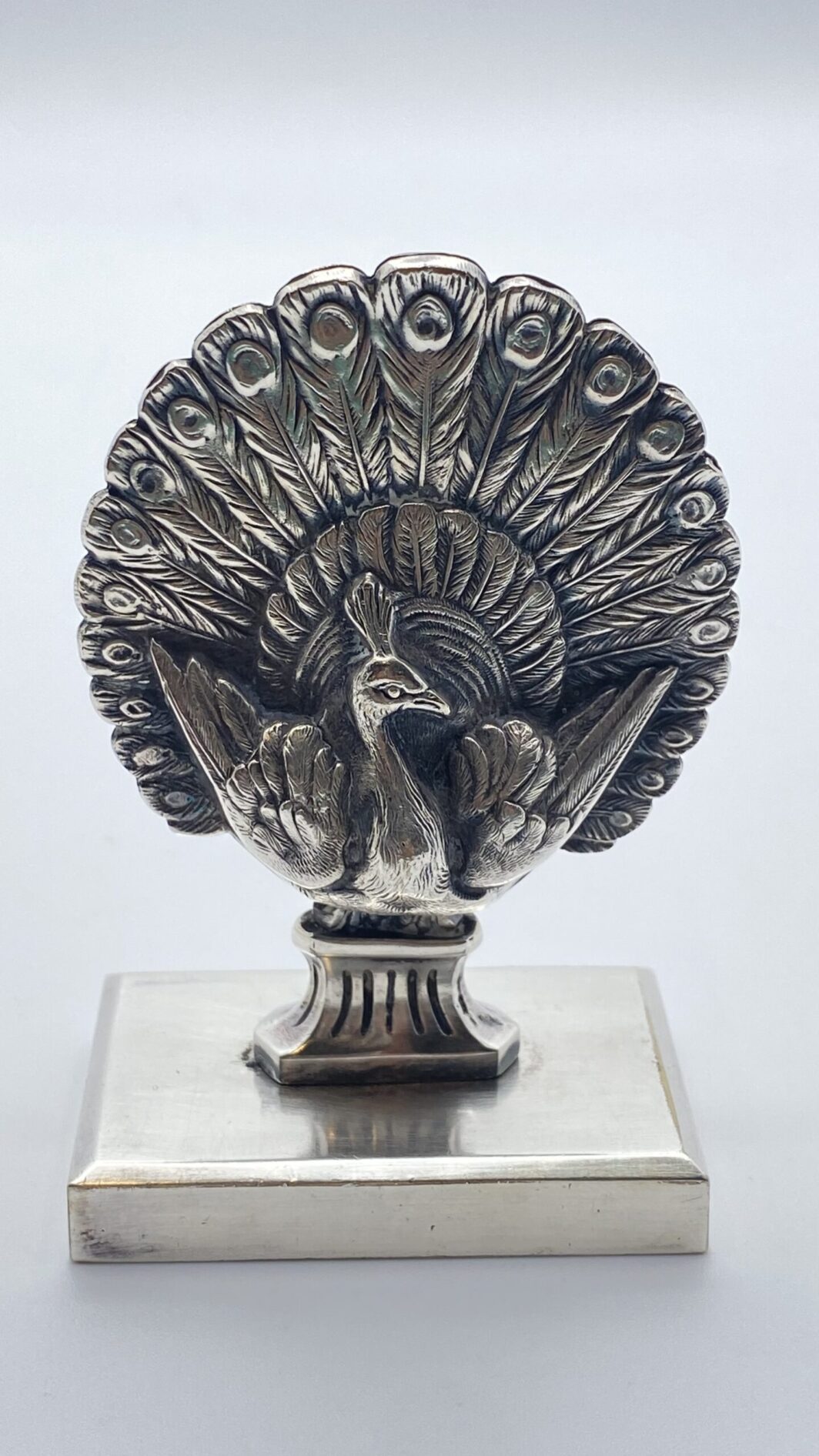SEGNAPOSTO/PORTAMENU ART DECO CON PAVONE. FIRMATO HALPNEN. FRANCIA, ANNI ‘20/‘30. - immagine 9