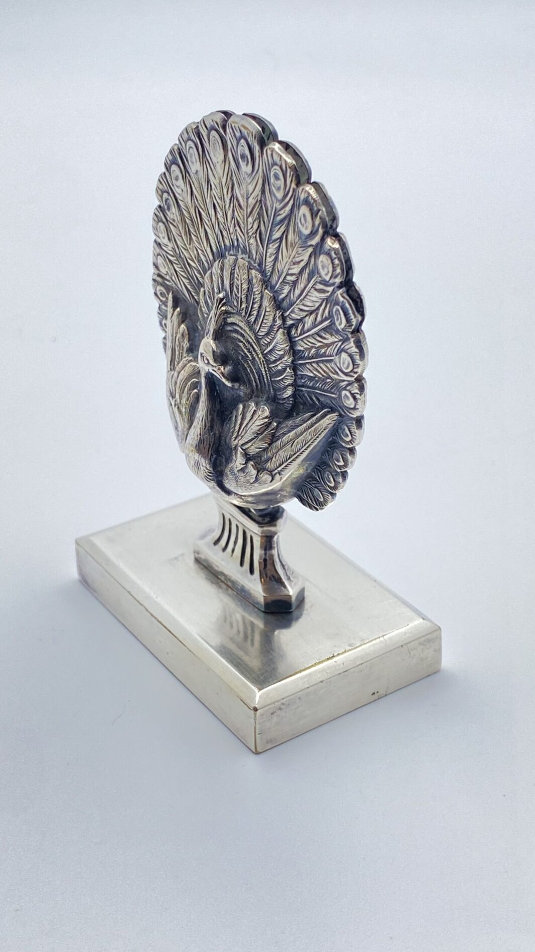 SEGNAPOSTO/PORTAMENU ART DECO CON PAVONE. FIRMATO HALPNEN. FRANCIA, ANNI ‘20/‘30. - immagine 8