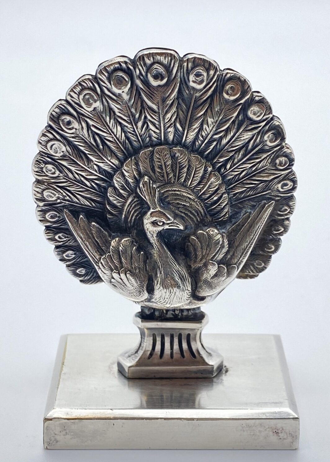 SEGNAPOSTO/PORTAMENU ART DECO CON PAVONE. FIRMATO HALPNEN. FRANCIA, ANNI ‘20/‘30.