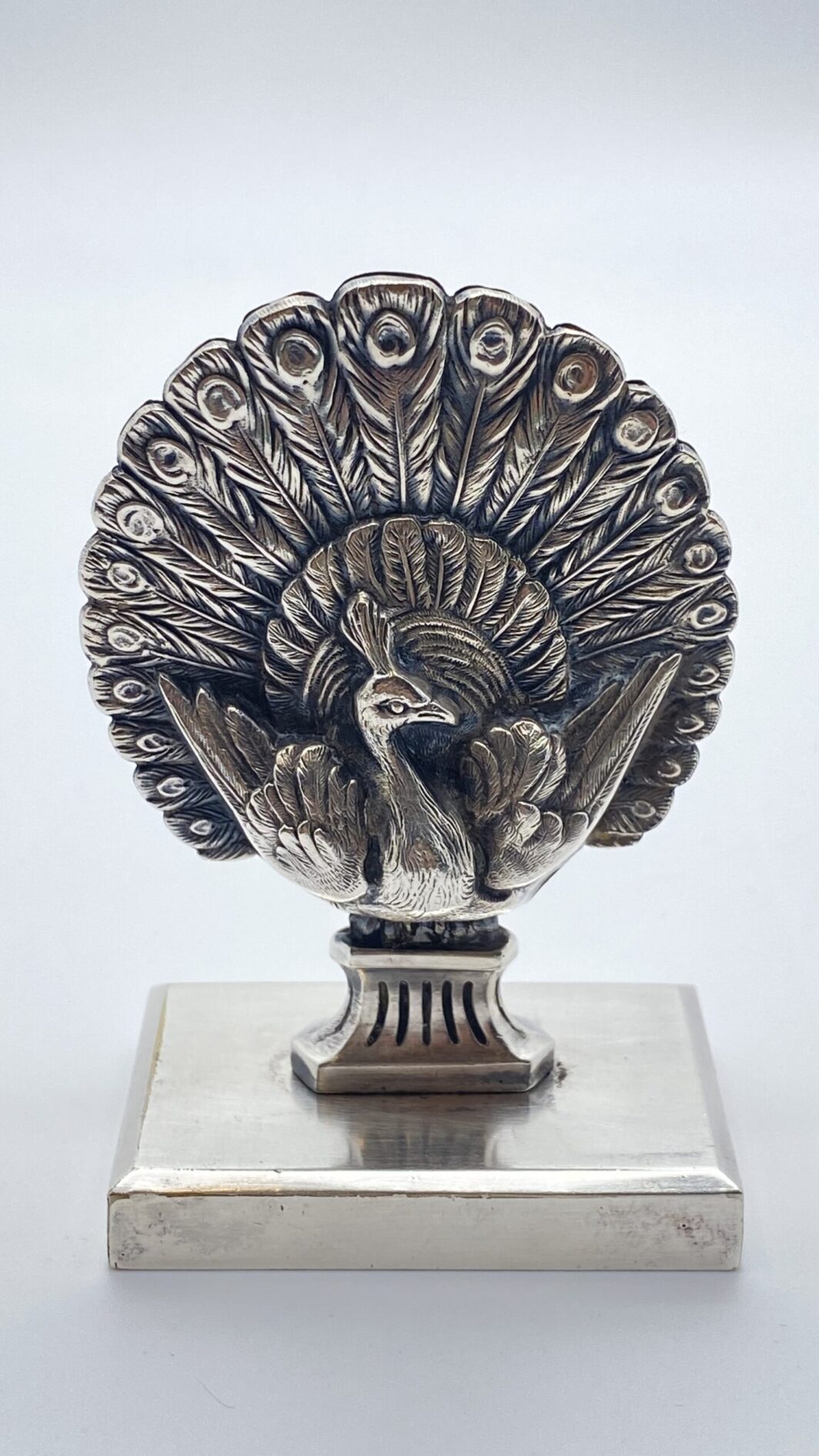 SEGNAPOSTO/PORTAMENU ART DECO CON PAVONE. FIRMATO HALPNEN. FRANCIA, ANNI ‘20/‘30.