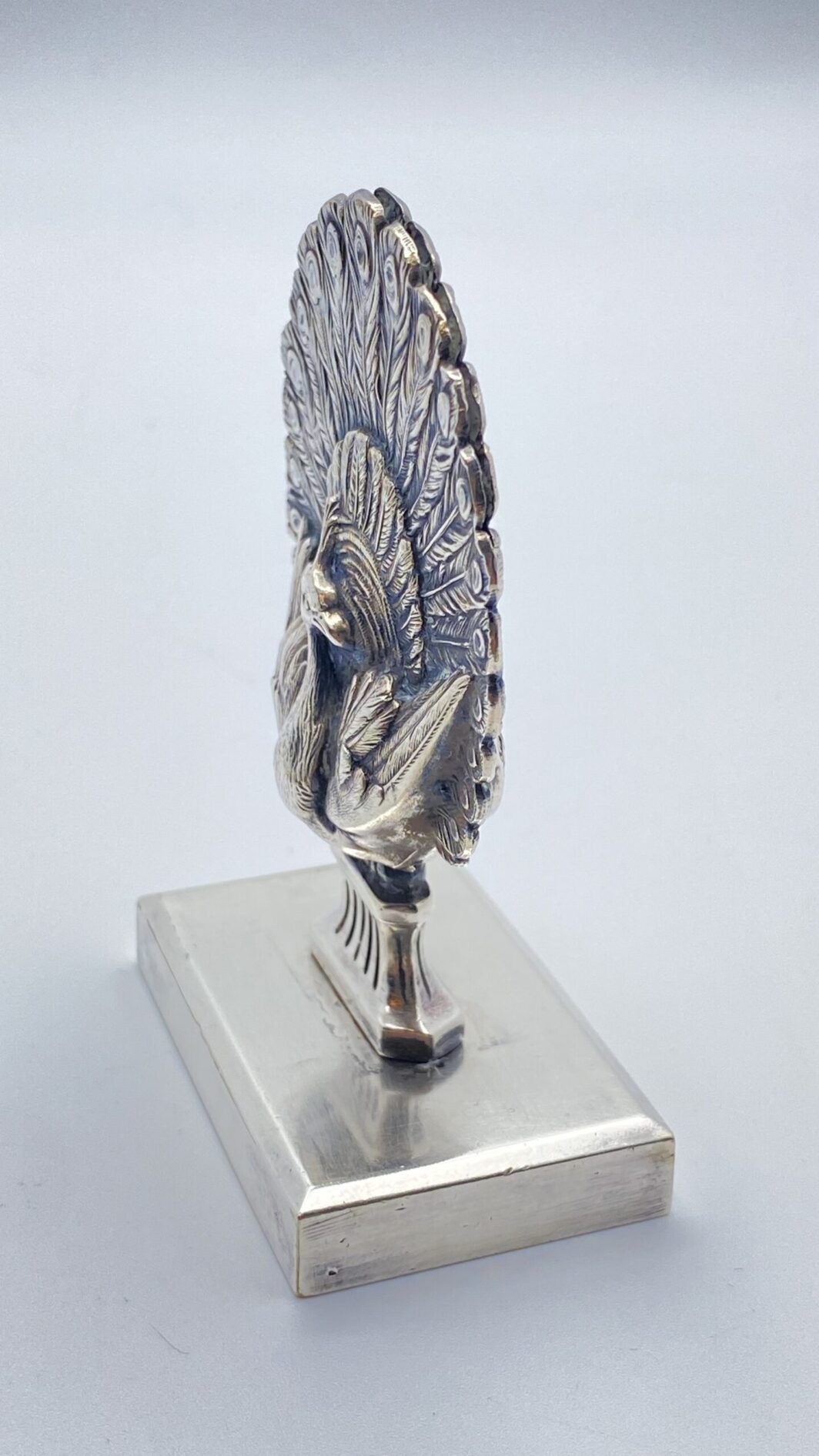 SEGNAPOSTO/PORTAMENU ART DECO CON PAVONE. FIRMATO HALPNEN. FRANCIA, ANNI ‘20/‘30. - immagine 6