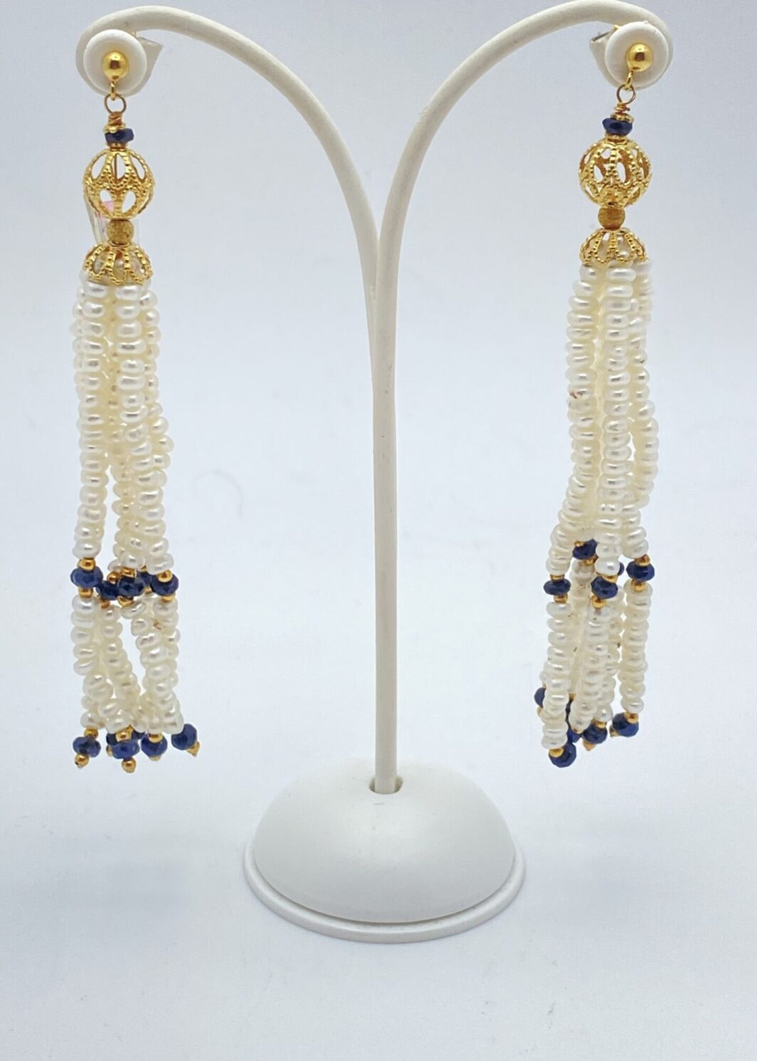 PAIO DI ORECCHINI PENDENTI VINTAGE IN ORO GIALLO 18KT, CON PERLE E ZAFFIRI.