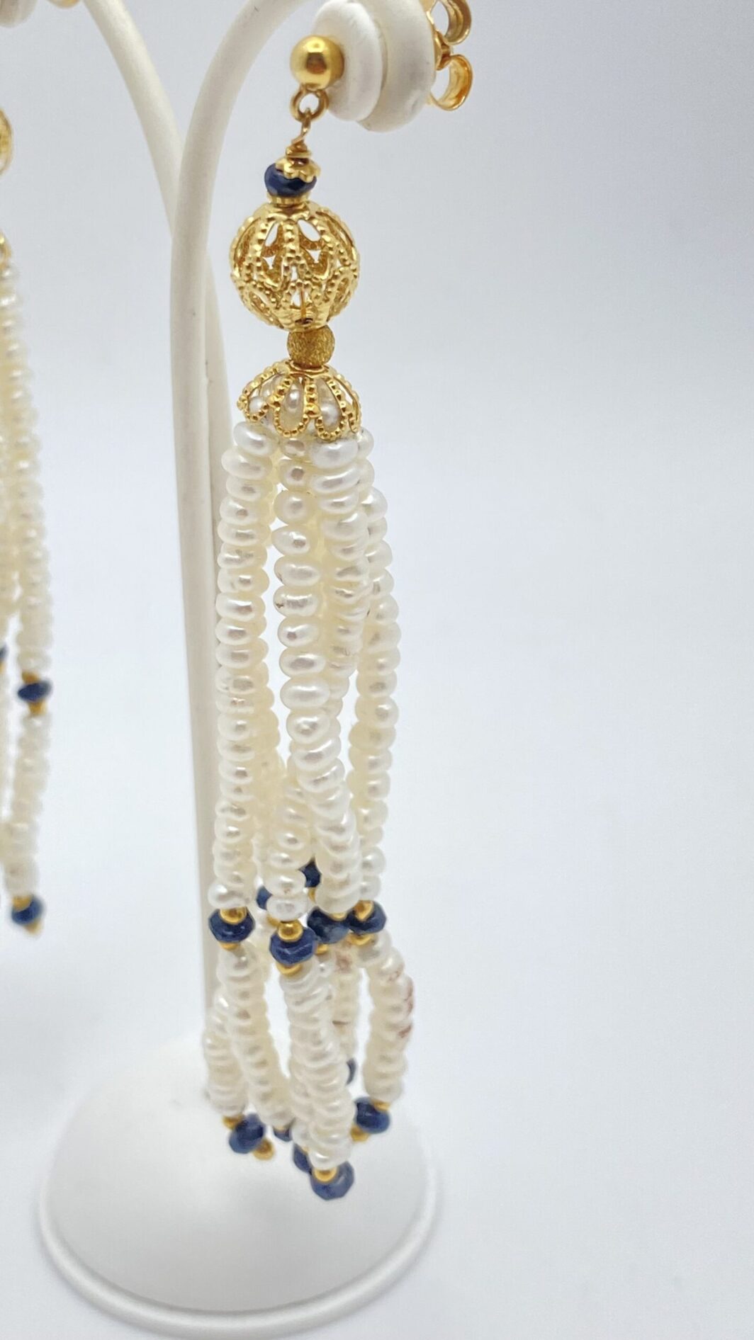 PAIO DI ORECCHINI PENDENTI VINTAGE IN ORO GIALLO 18KT, CON PERLE E ZAFFIRI. - immagine 7