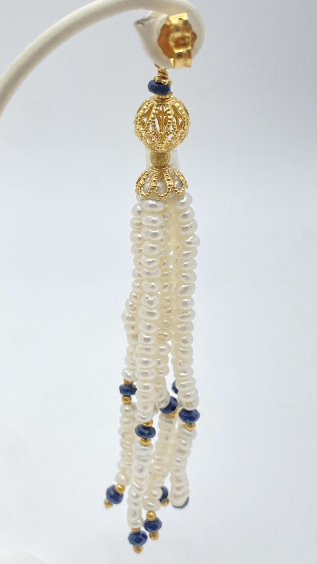 PAIO DI ORECCHINI PENDENTI VINTAGE IN ORO GIALLO 18KT, CON PERLE E ZAFFIRI. - immagine 5