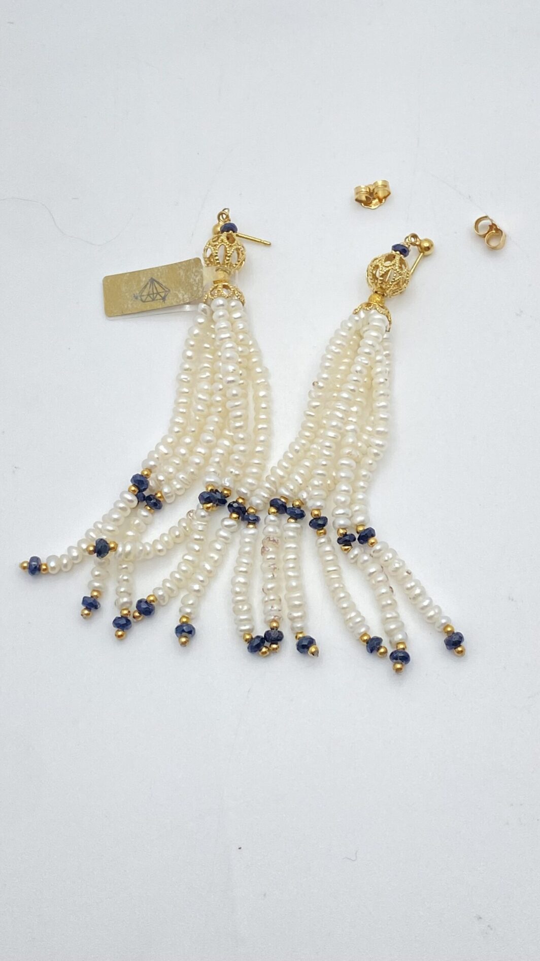 PAIO DI ORECCHINI PENDENTI VINTAGE IN ORO GIALLO 18KT, CON PERLE E ZAFFIRI. - immagine 2