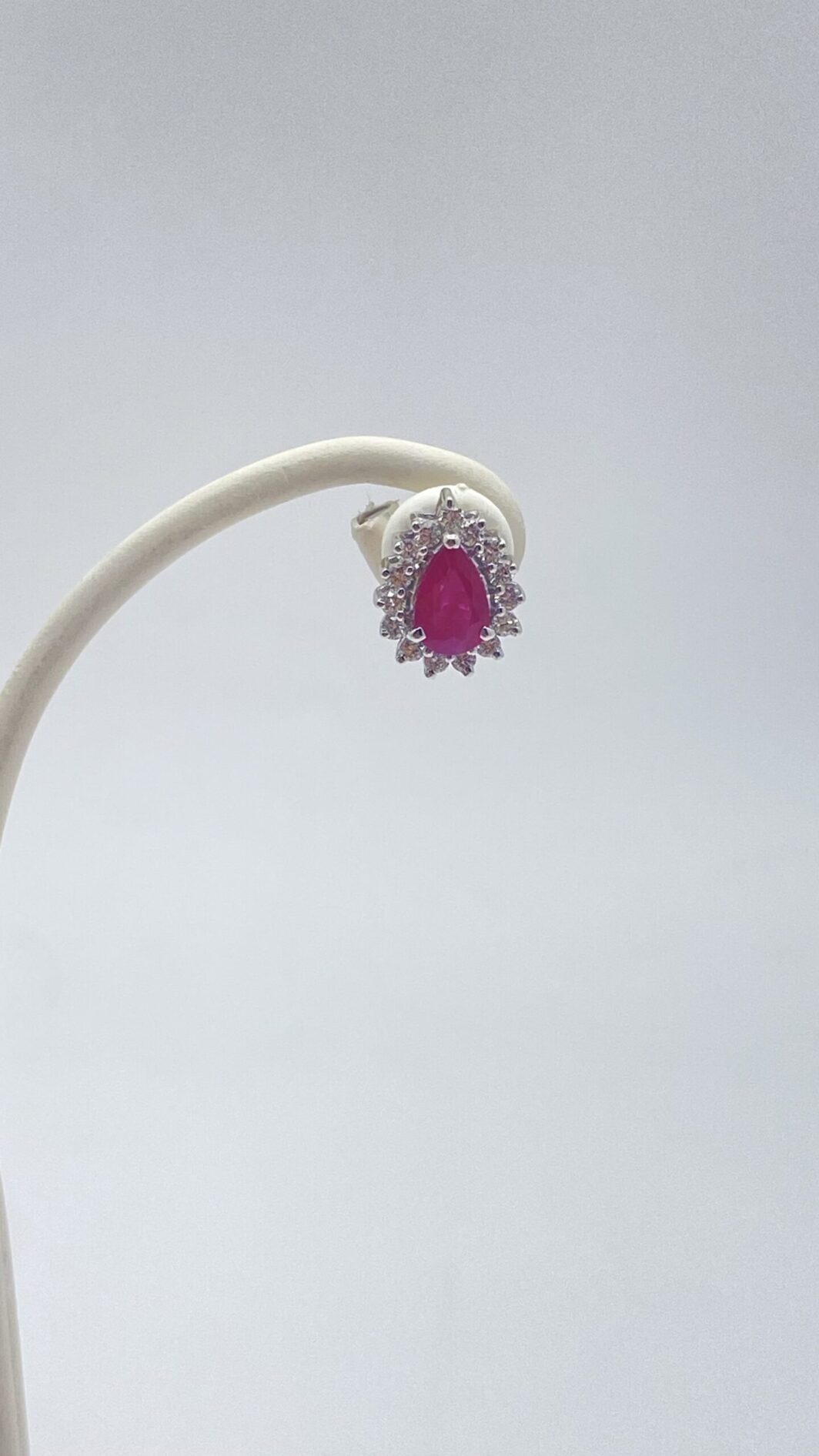 PAIO DI ORECCHINI IN ORO BIANCO 14KT, CON RUBINI E BRILLANTI. - immagine 4