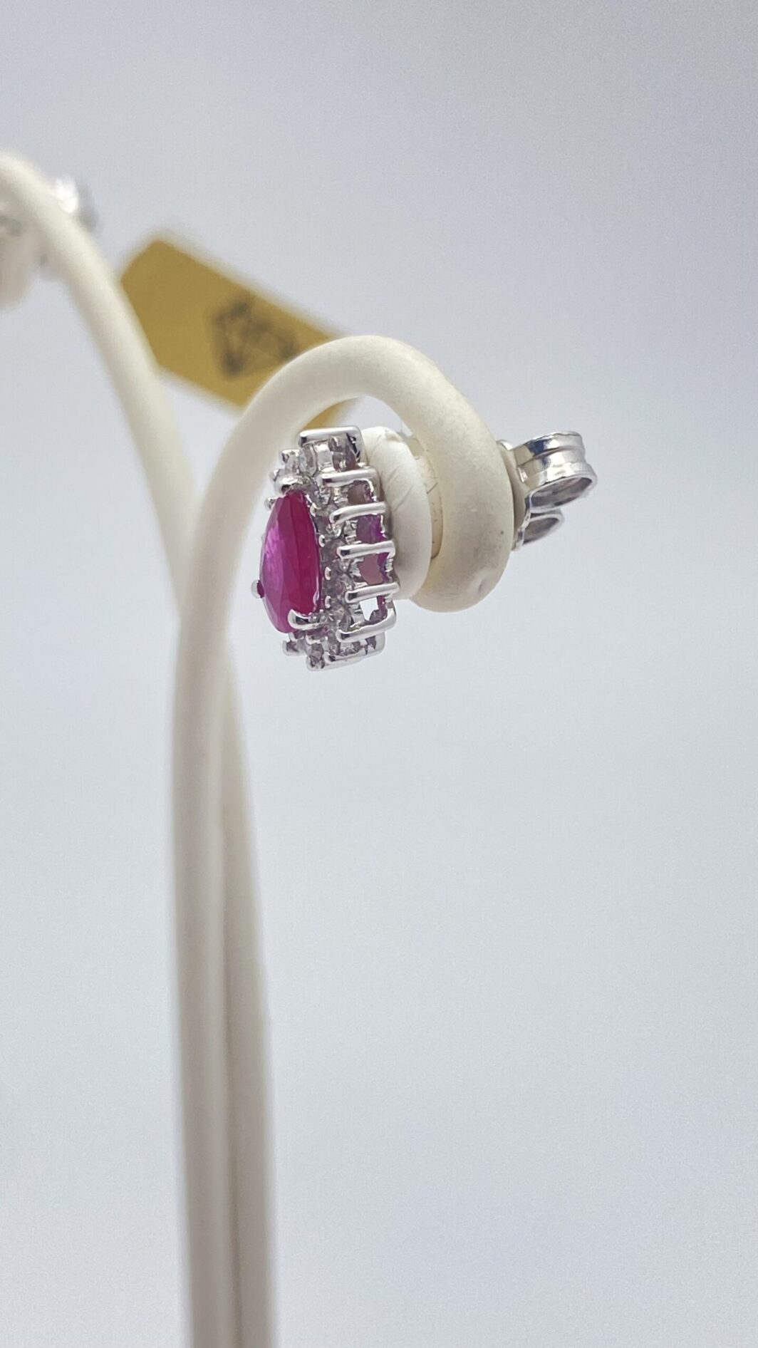 PAIO DI ORECCHINI IN ORO BIANCO 14KT, CON RUBINI E BRILLANTI. - immagine 6