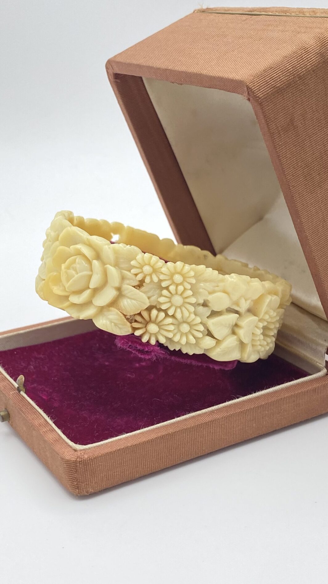 BRACCIALE VITTORIANO IN CELLULOIDE SCOLPITA, EFFETTO AVORIO. U.K. FINE XIX sec. - immagine 3